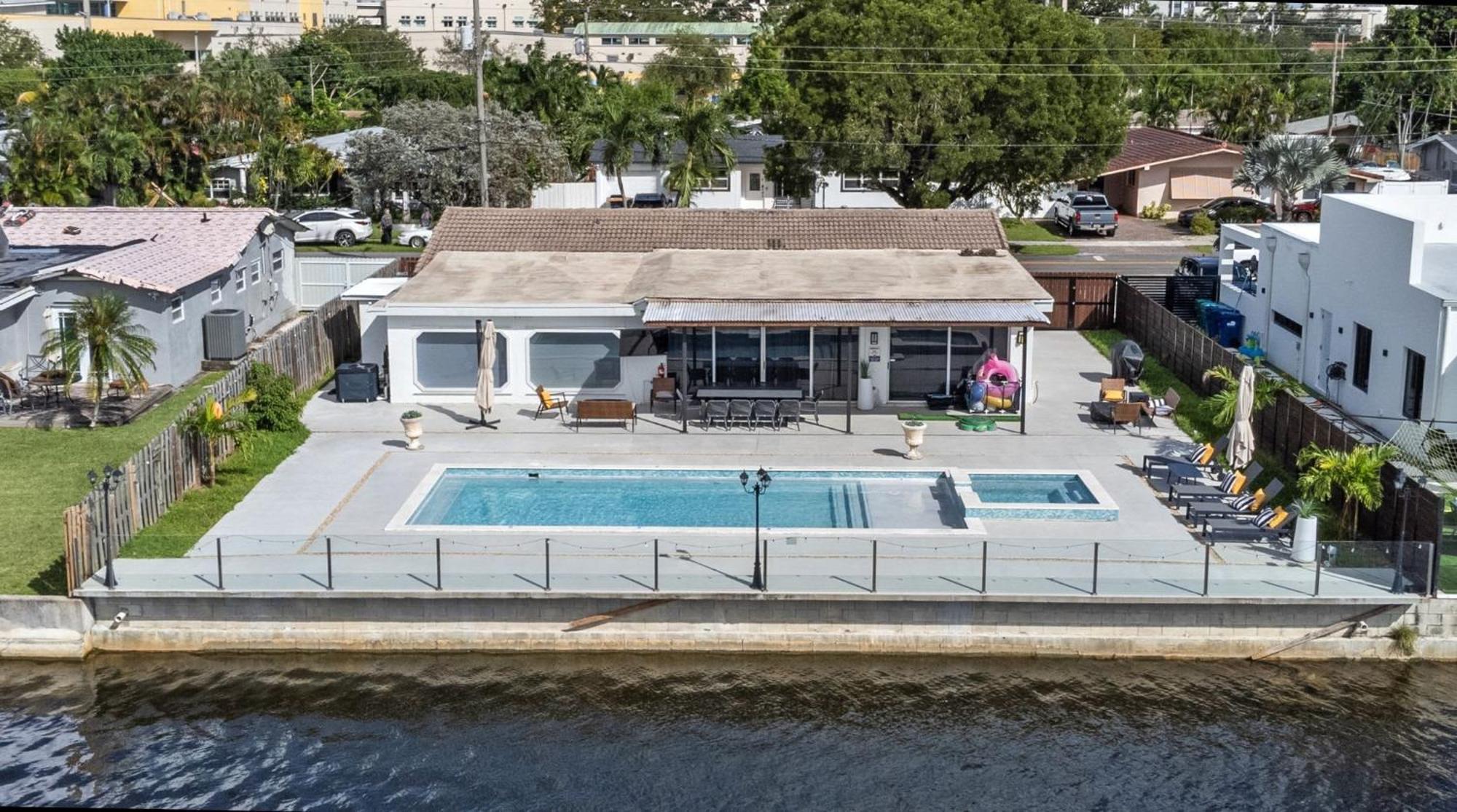 Lakefront Paradise Heated Pool 5 Beds Holiday home