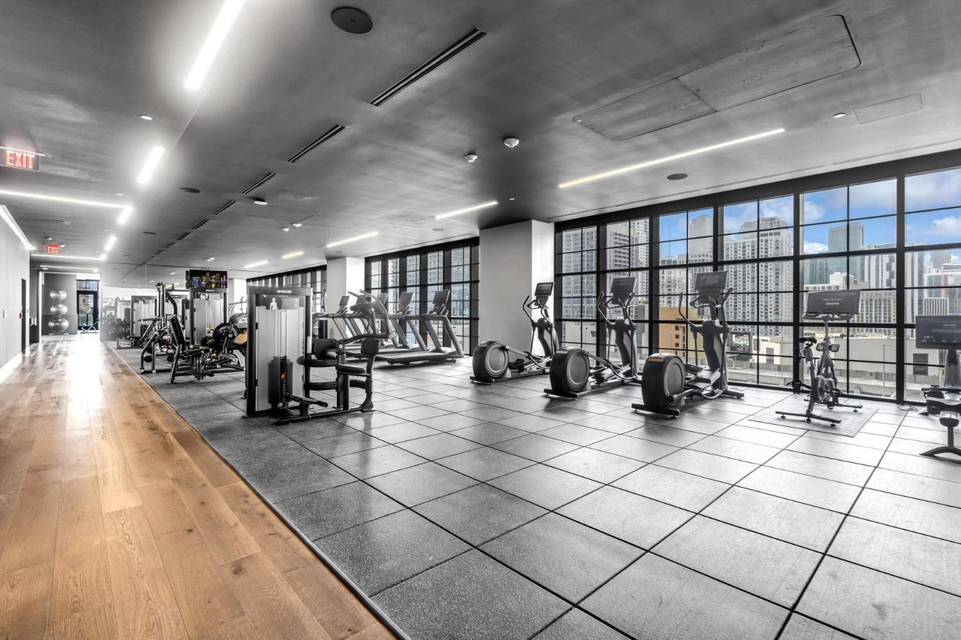 Apartment Modern 29th-floor In Downtown Views, Pool, And Gym Access *