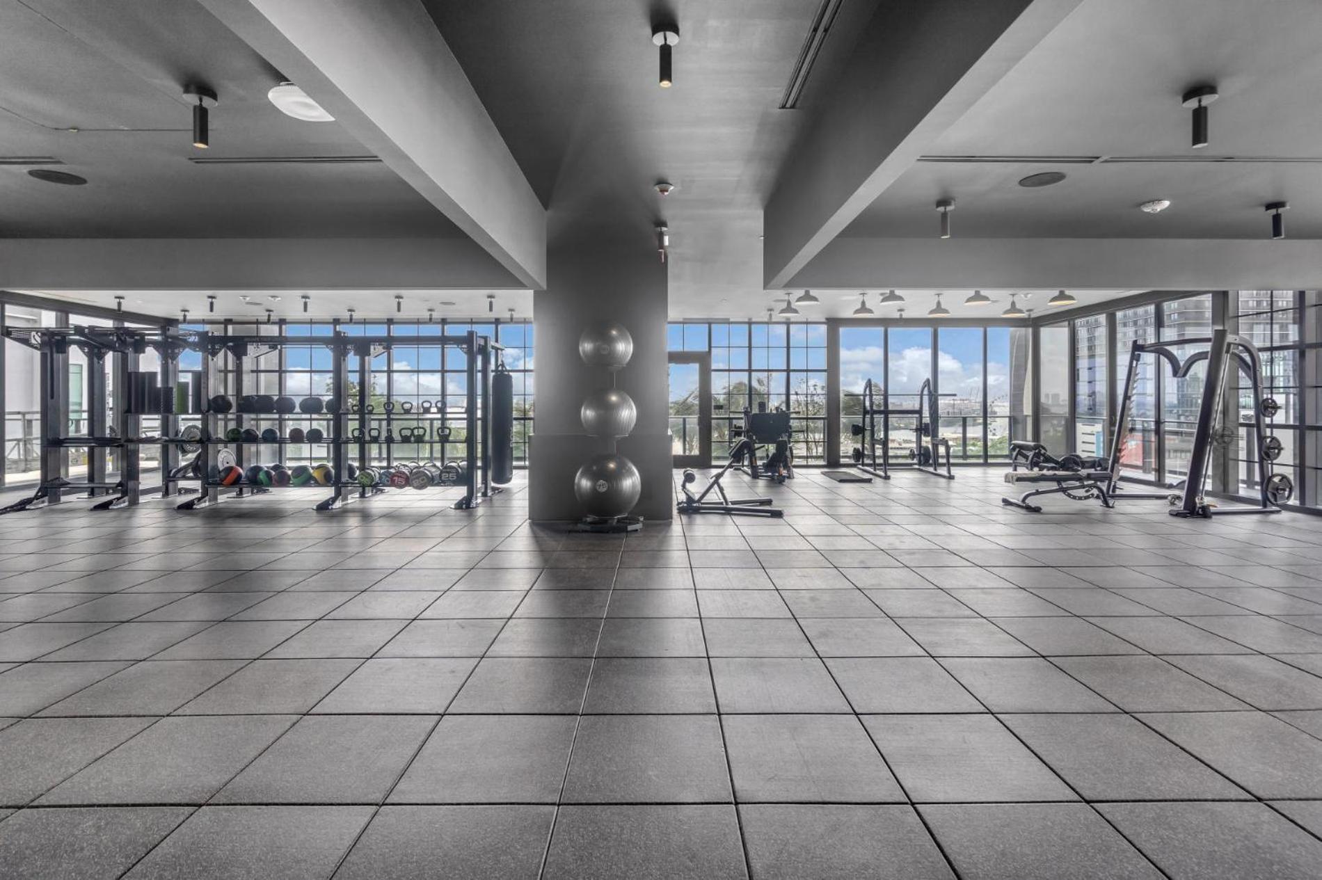 Modern 29th-floor In Downtown Views, Pool, And Gym Access Apartment Miami