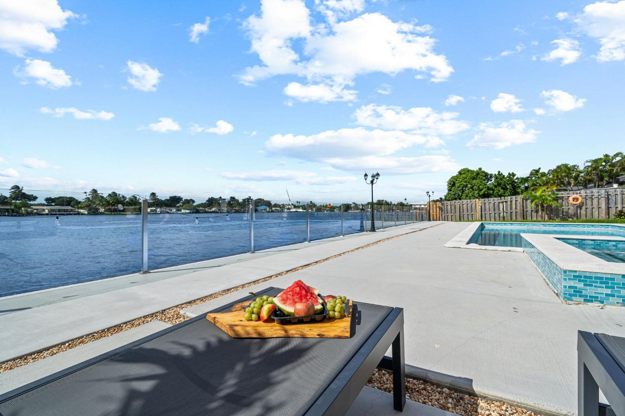 Lakefront Paradise Heated Pool 5 Beds Holiday home