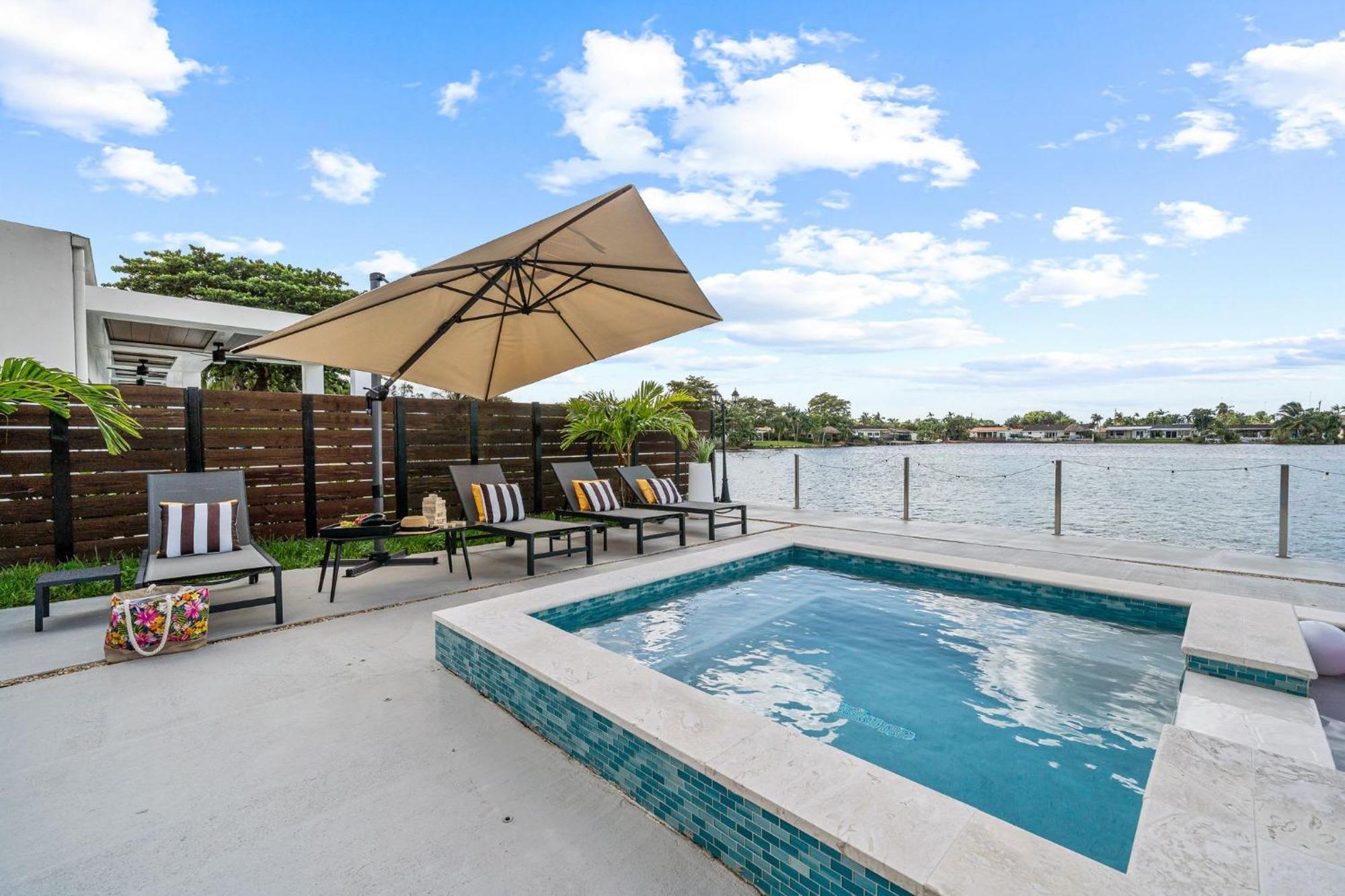 Lakefront Paradise Heated Pool 5 Beds Holiday home *