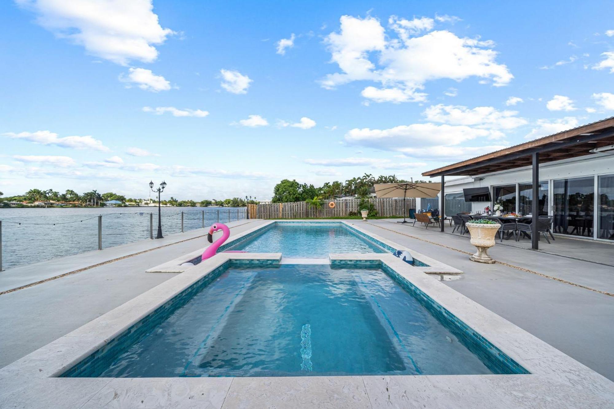 Lakefront Paradise Heated Pool 5 Beds *