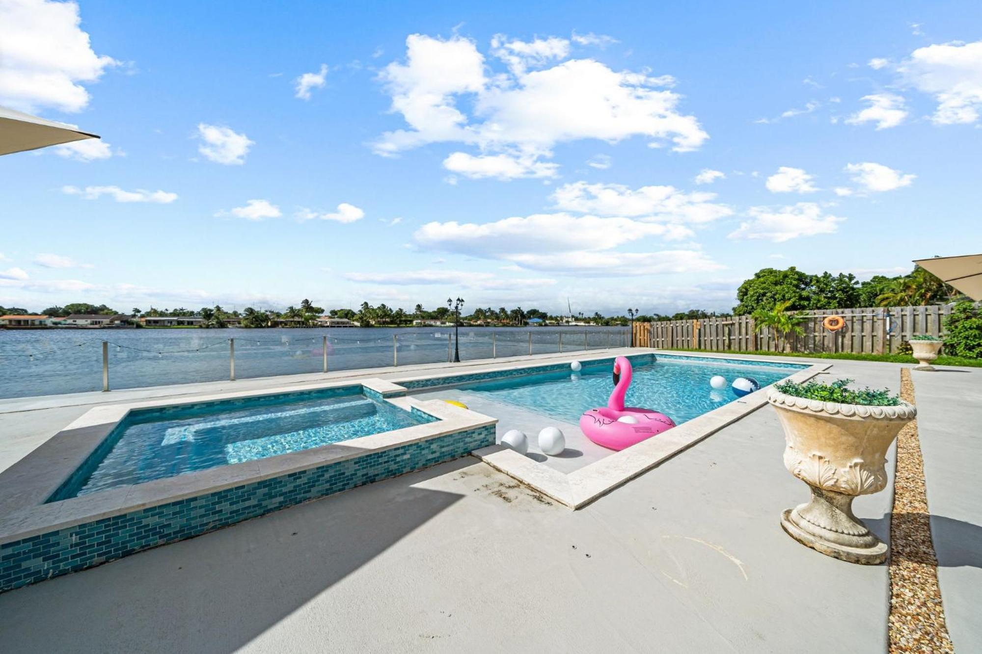 Lakefront Paradise Heated Pool 5 Beds * Miami