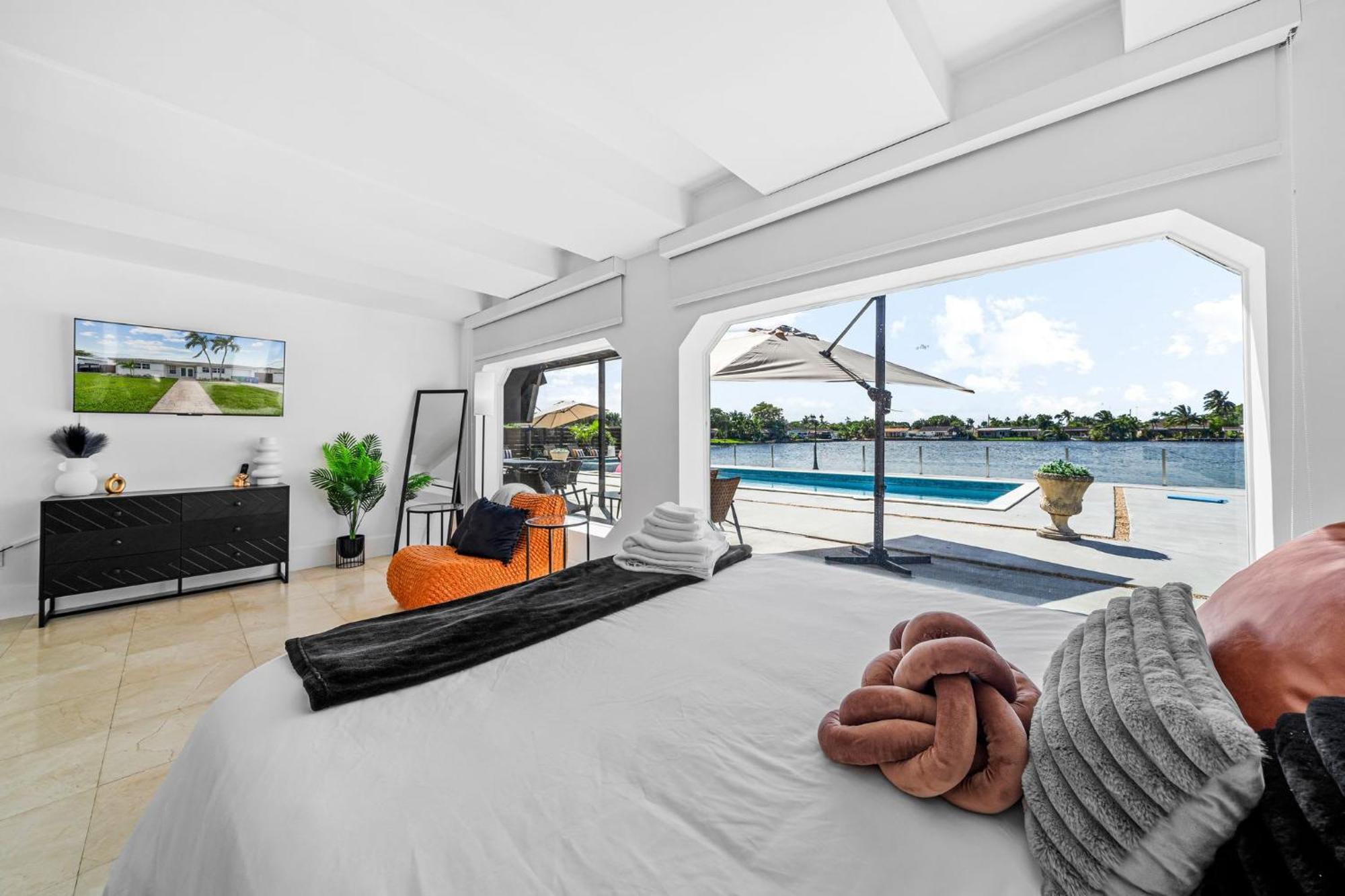 Lakefront Paradise Heated Pool 5 Beds Holiday home