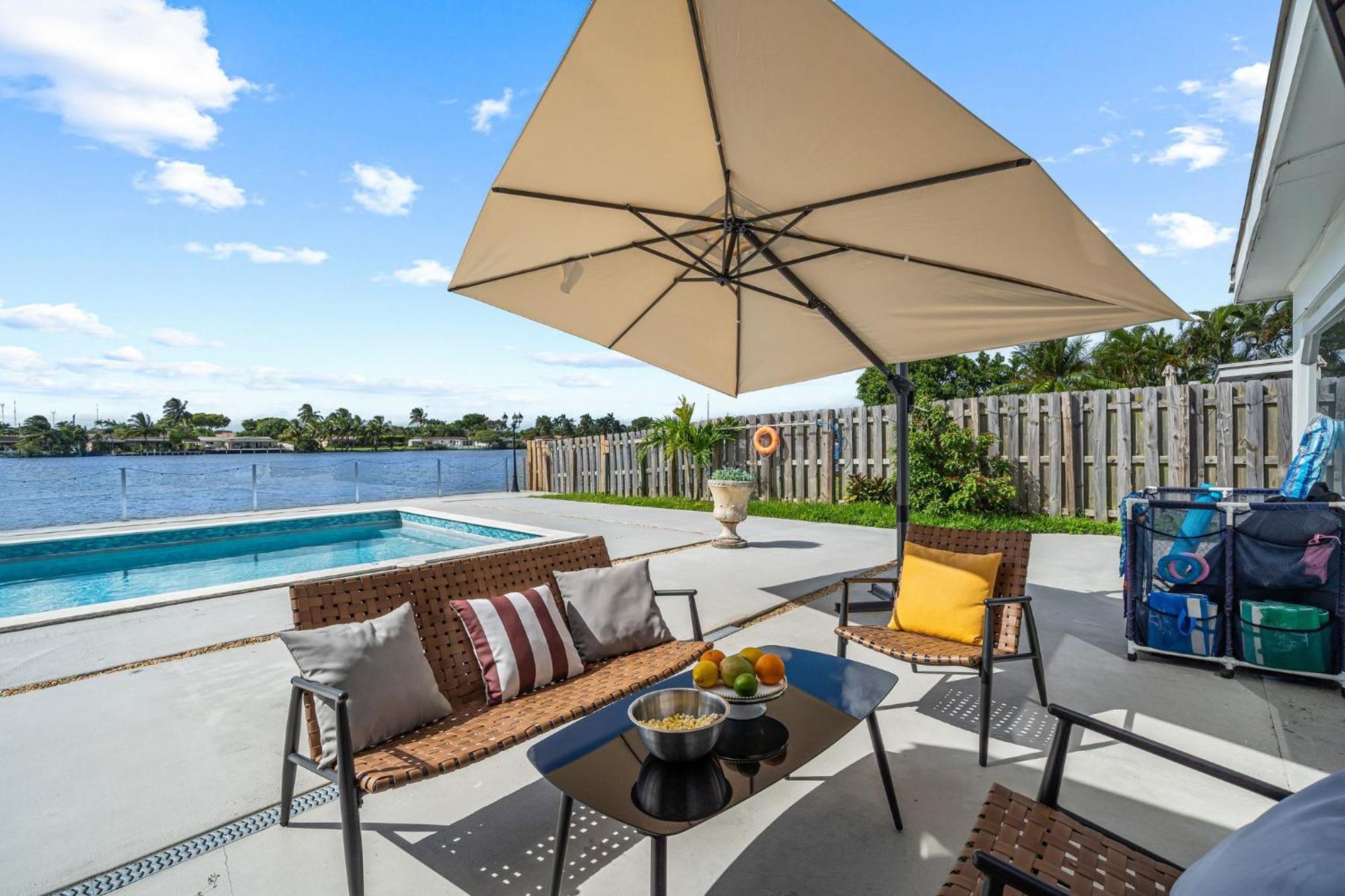 Lakefront Paradise Heated Pool 5 Beds Holiday home Miami