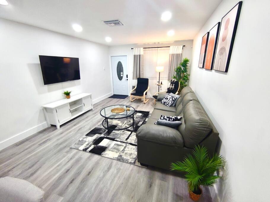 Paradise Gardens 2bdr Unit Near Hardrock Stadium Apartment