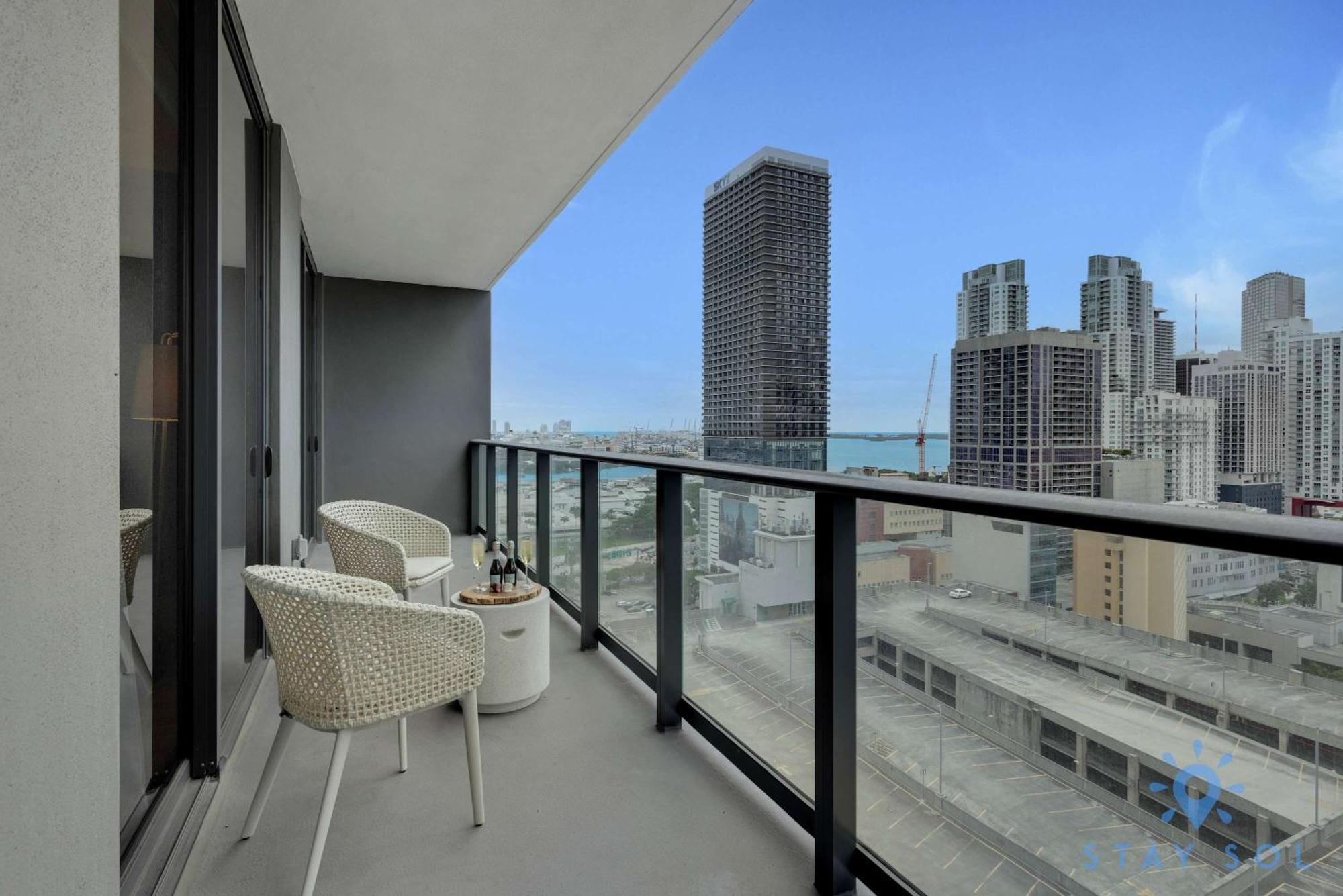 Apartment Stylish 2br With Pool & Balcony