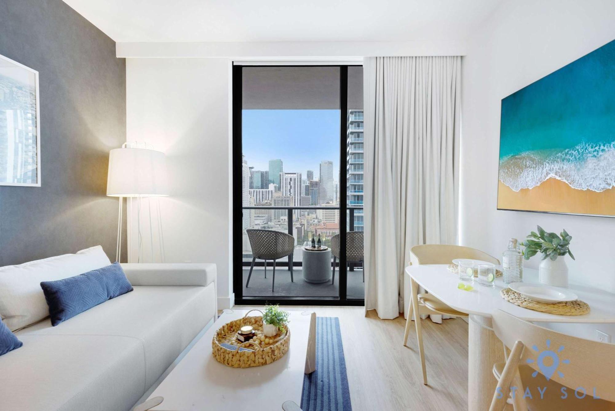 Apartment Stylish 2br With Pool & Balcony *