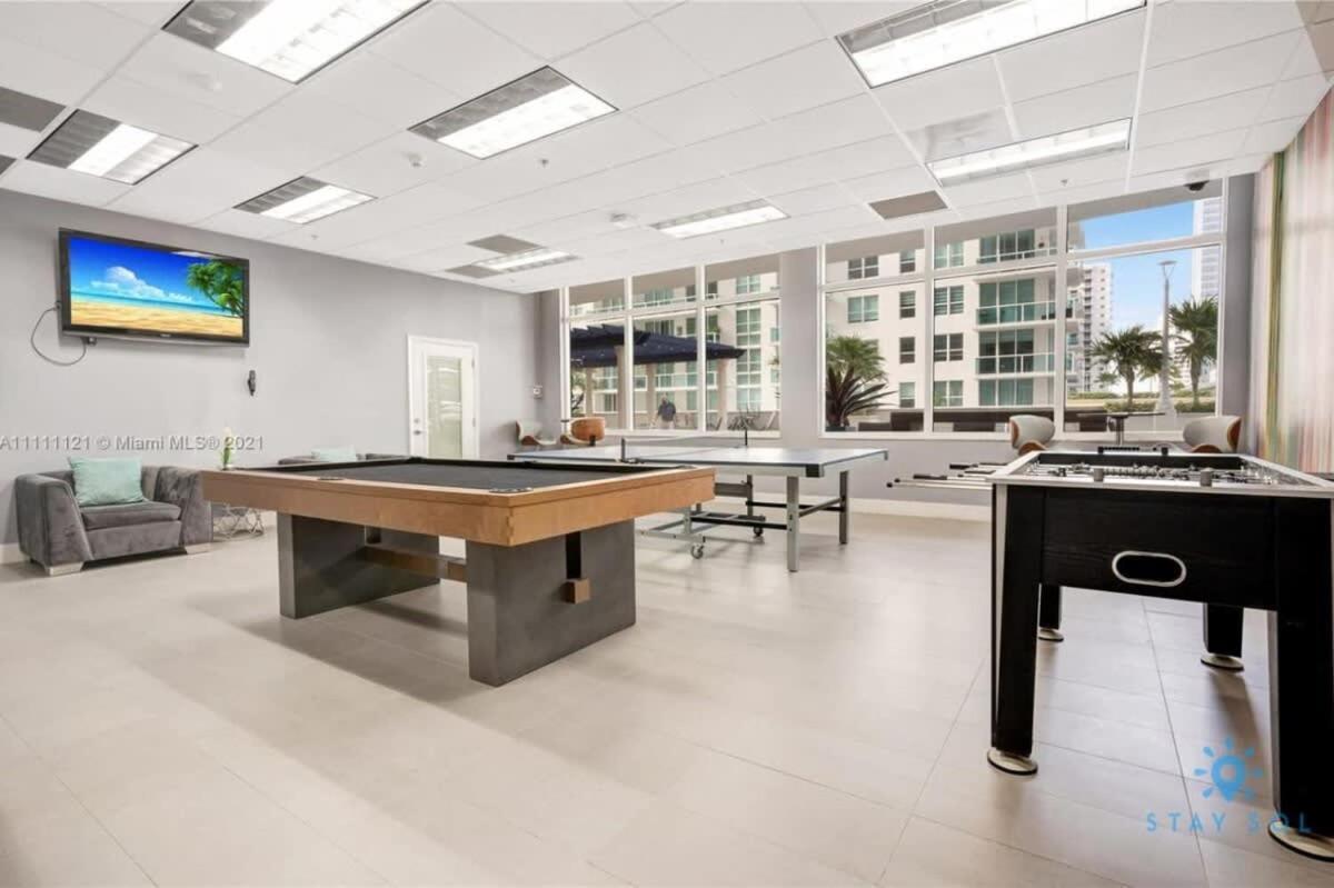 Beautiful 1 Bedroom With Modern Amenities *