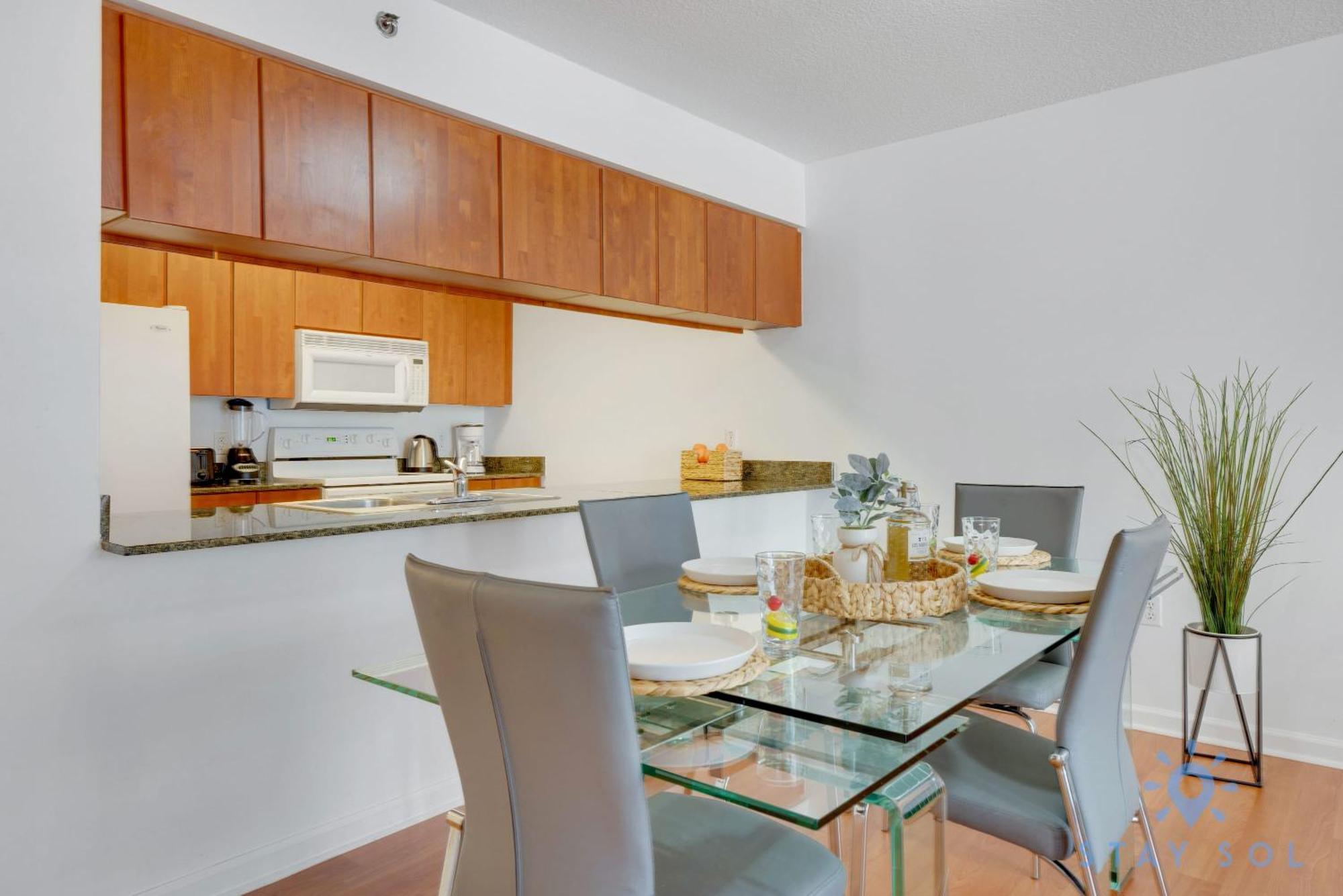 Beautiful 1 Bedroom With Modern Amenities *