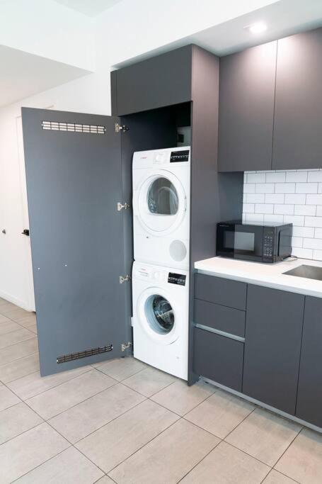 Charming 2 Bedroom Downtown 2106 Free Parking Apartment