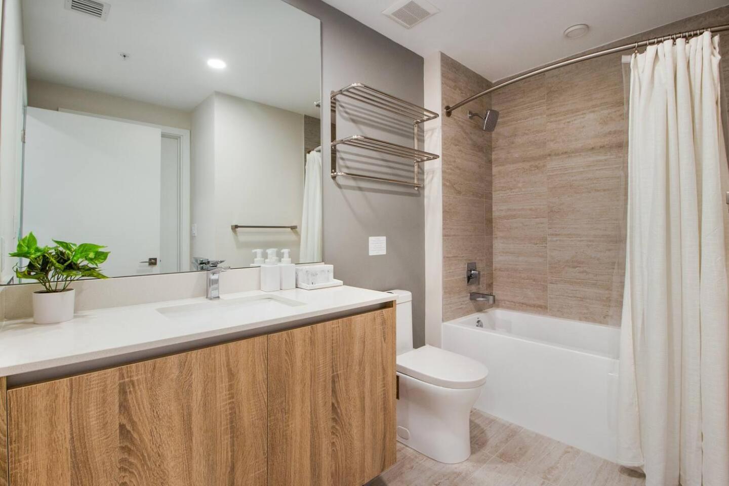 Elegant 2br W Beautiful Views