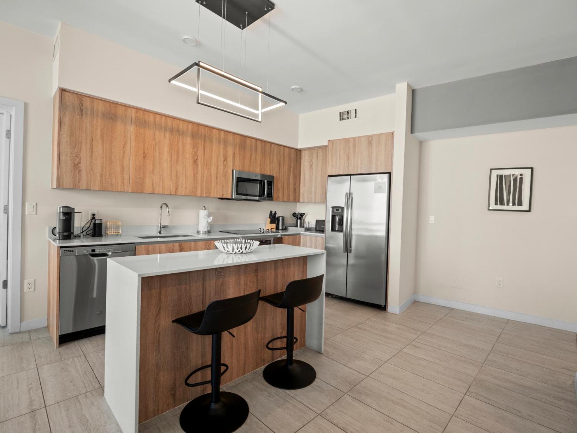 Elegant 2br W Beautiful Views Apartment