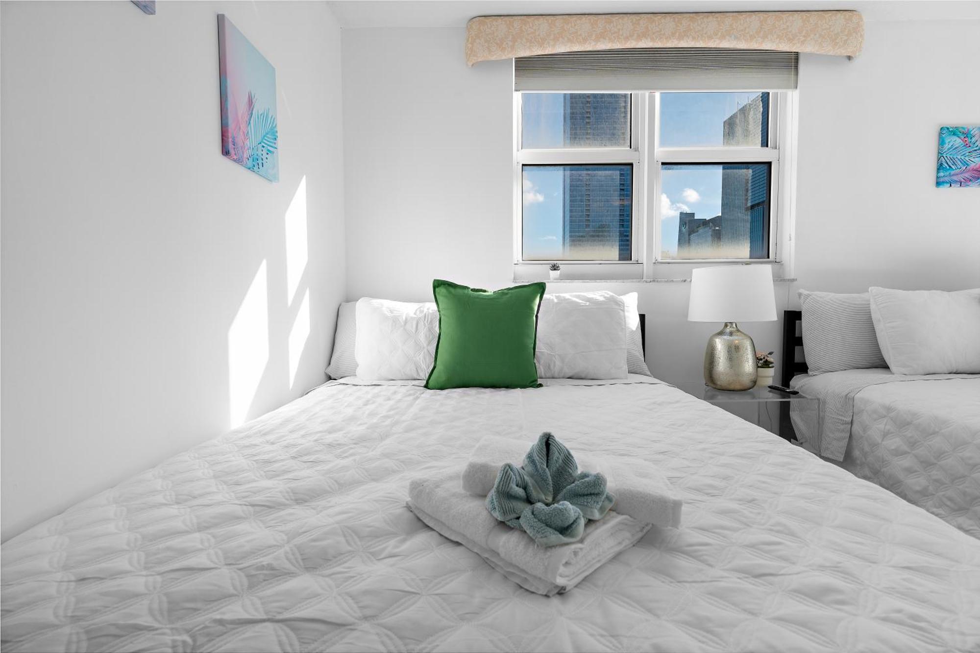 Apartment Stylish 2br With Skyline Views, Free Parking, Sleeps 8 Miami