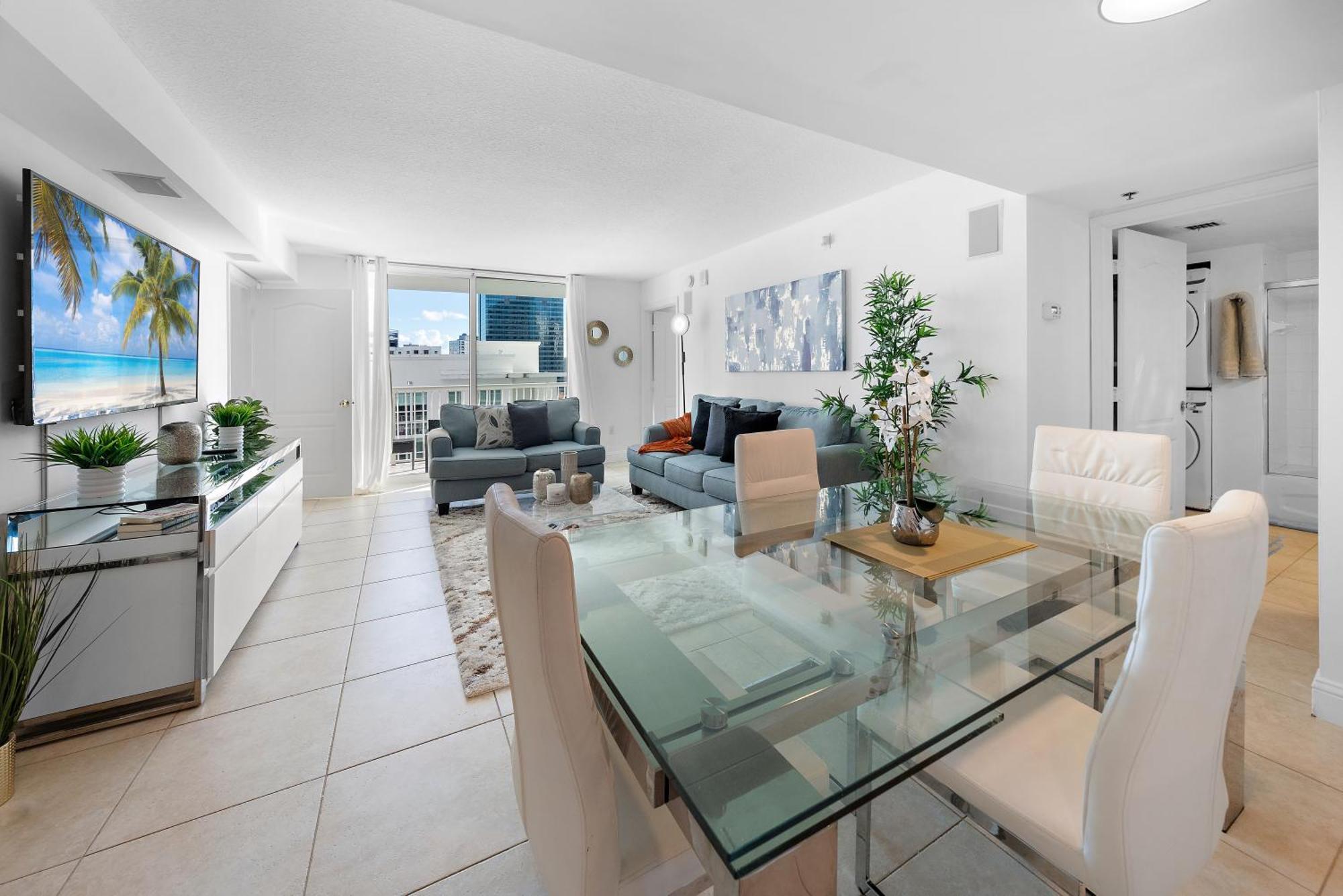 Stylish 2br With Skyline Views, Free Parking, Sleeps 8 Miami