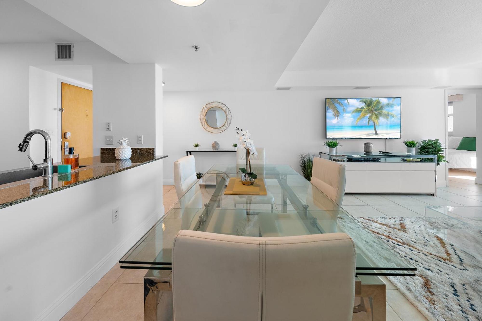 Stylish 2br With Skyline Views, Free Parking, Sleeps 8 Miami