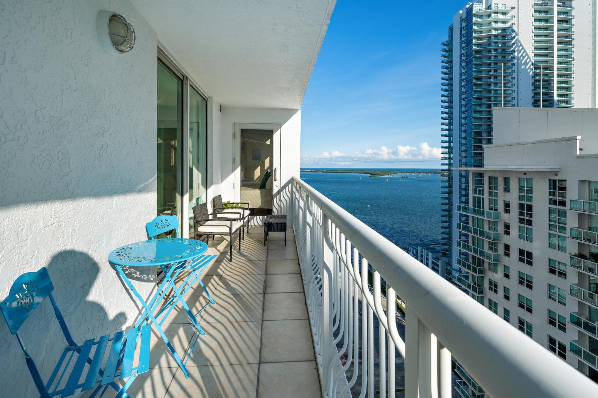 Stylish 2br With Skyline Views, Free Parking, Sleeps 8