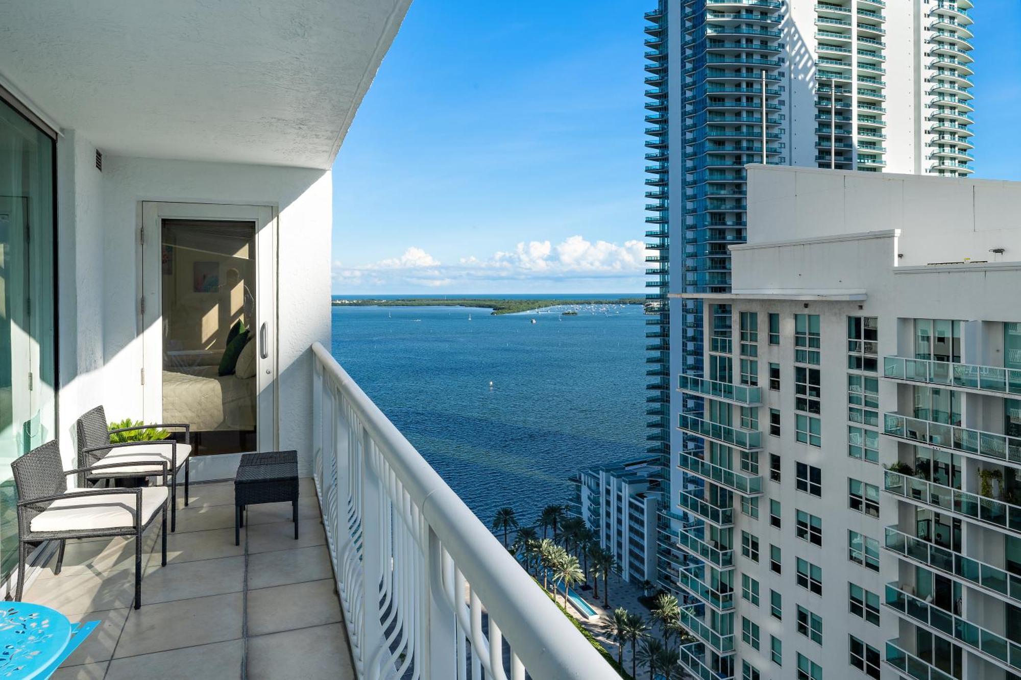 Apartment Stylish 2br With Skyline Views, Free Parking, Sleeps 8 Miami
