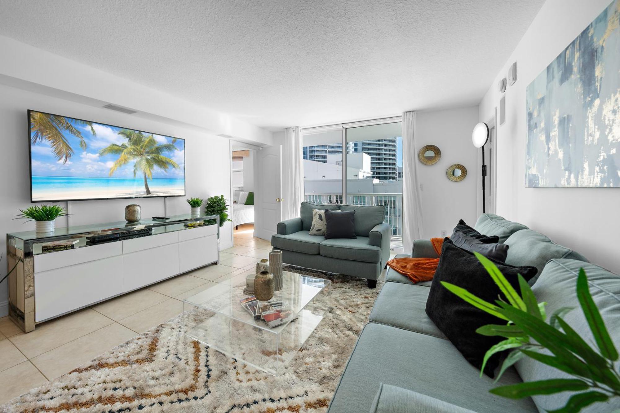 Stylish 2br With Skyline Views, Free Parking, Sleeps 8 *