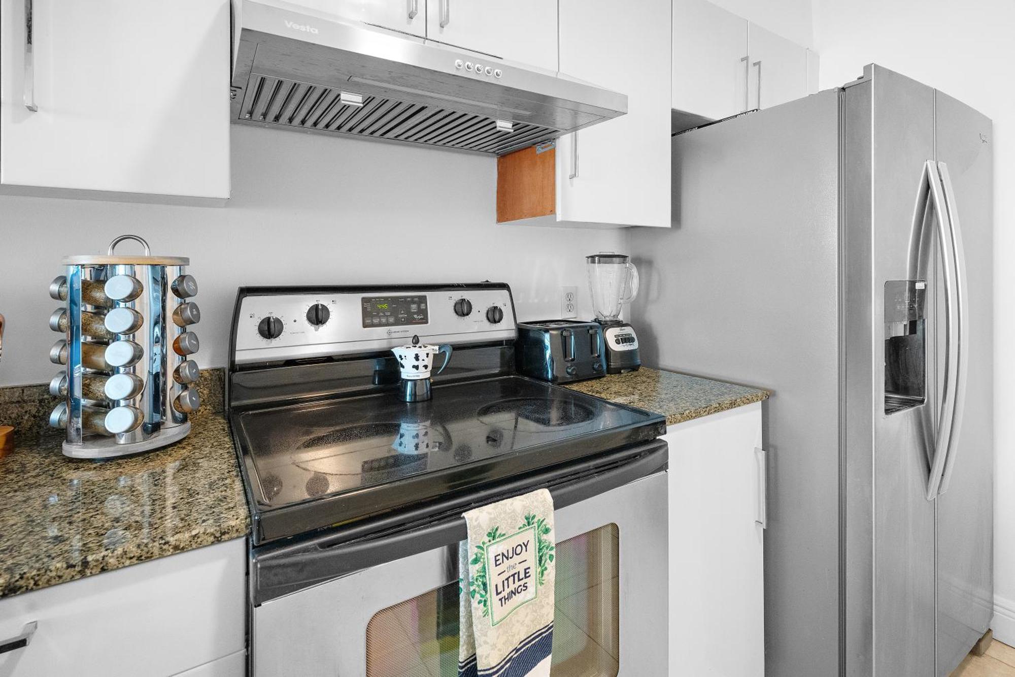 Stylish 2br With Skyline Views, Free Parking, Sleeps 8 Miami