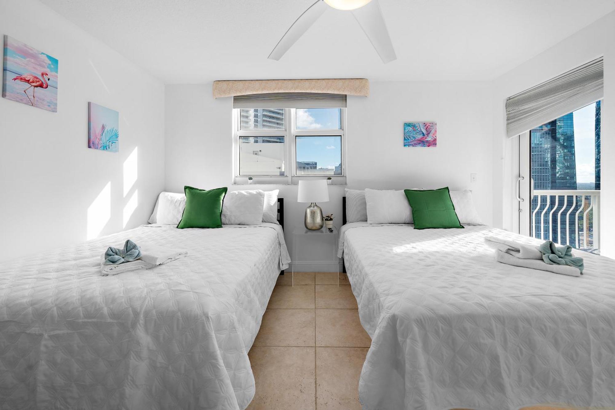 Stylish 2br With Skyline Views, Free Parking, Sleeps 8 Apartment Miami