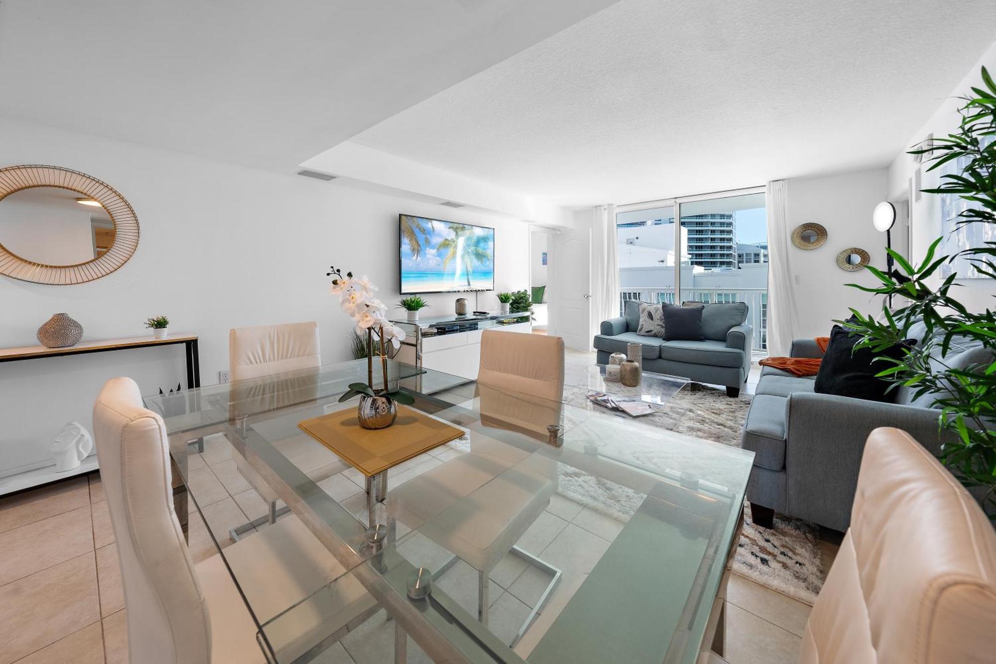 Stylish 2br With Skyline Views, Free Parking, Sleeps 8