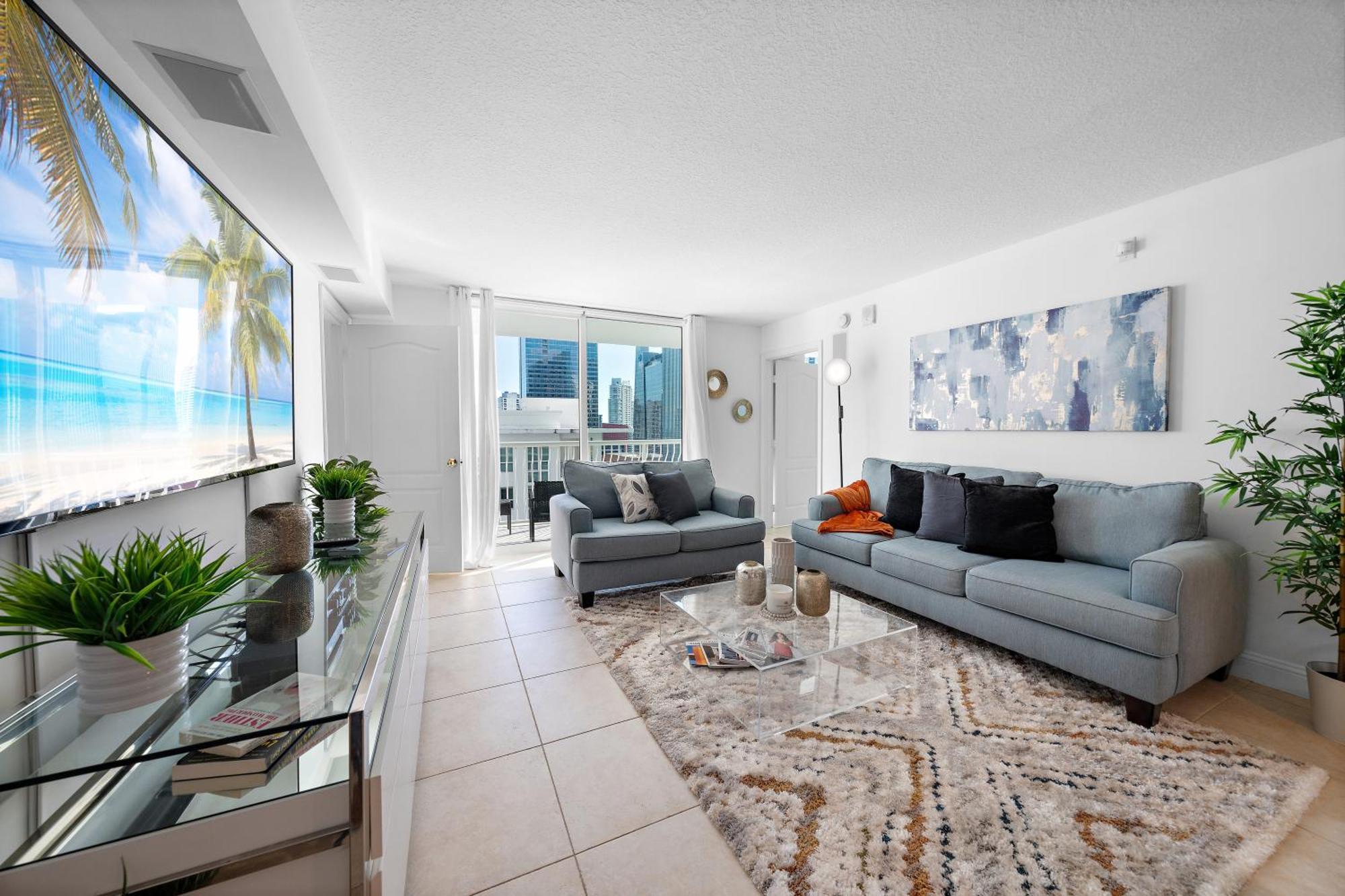 Stylish 2br With Skyline Views, Free Parking, Sleeps 8 Apartment