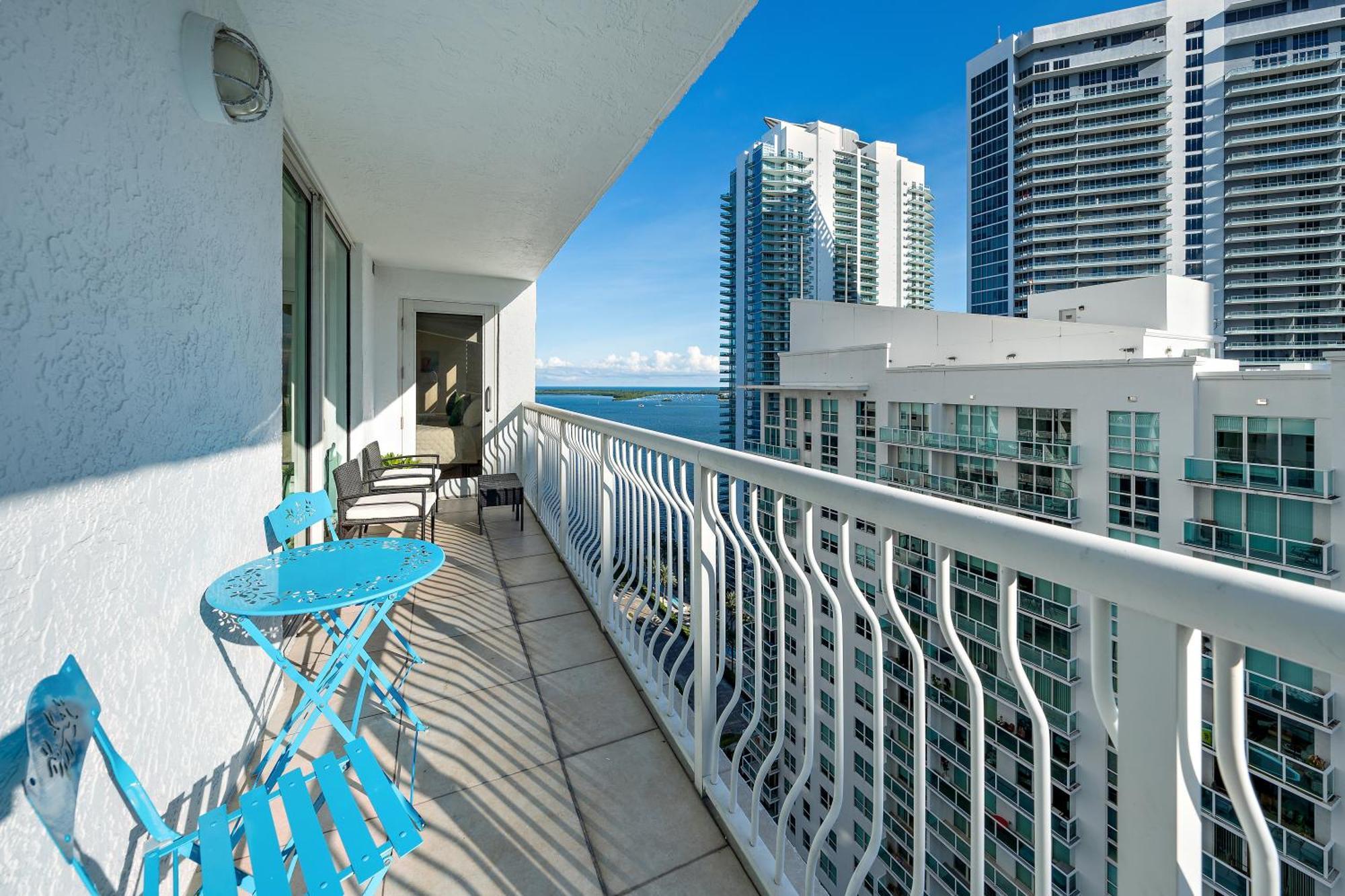 Stylish 2br With Skyline Views, Free Parking, Sleeps 8 Apartment *