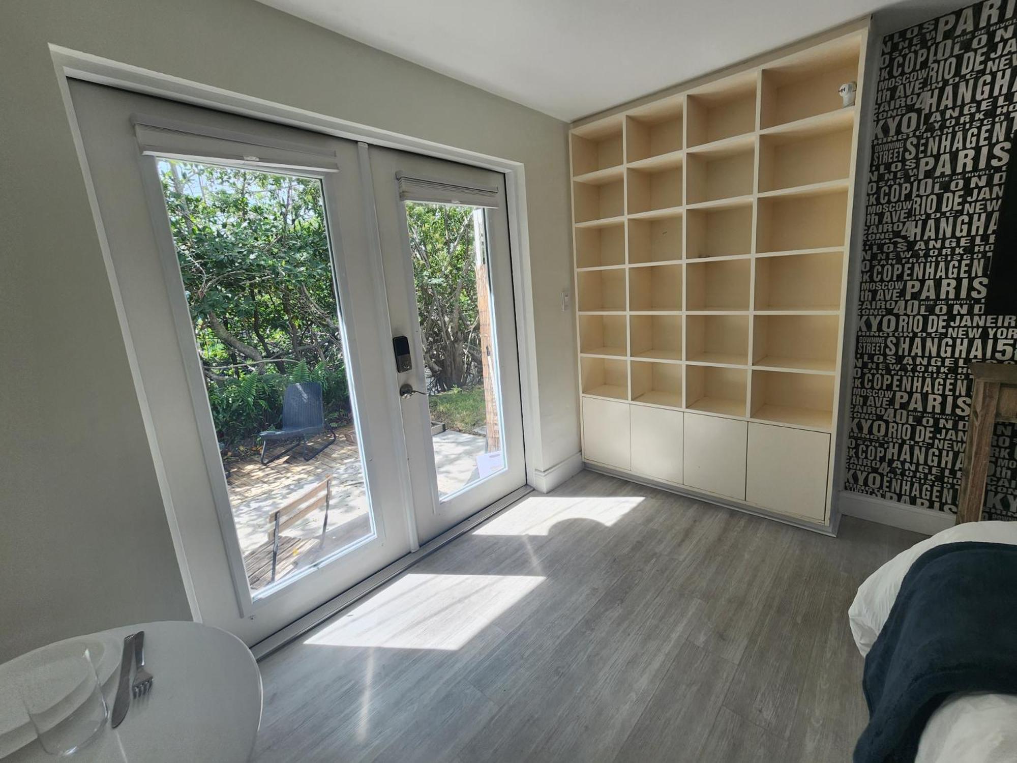 Cozy With Bay Views And Porch In Aventura Miami