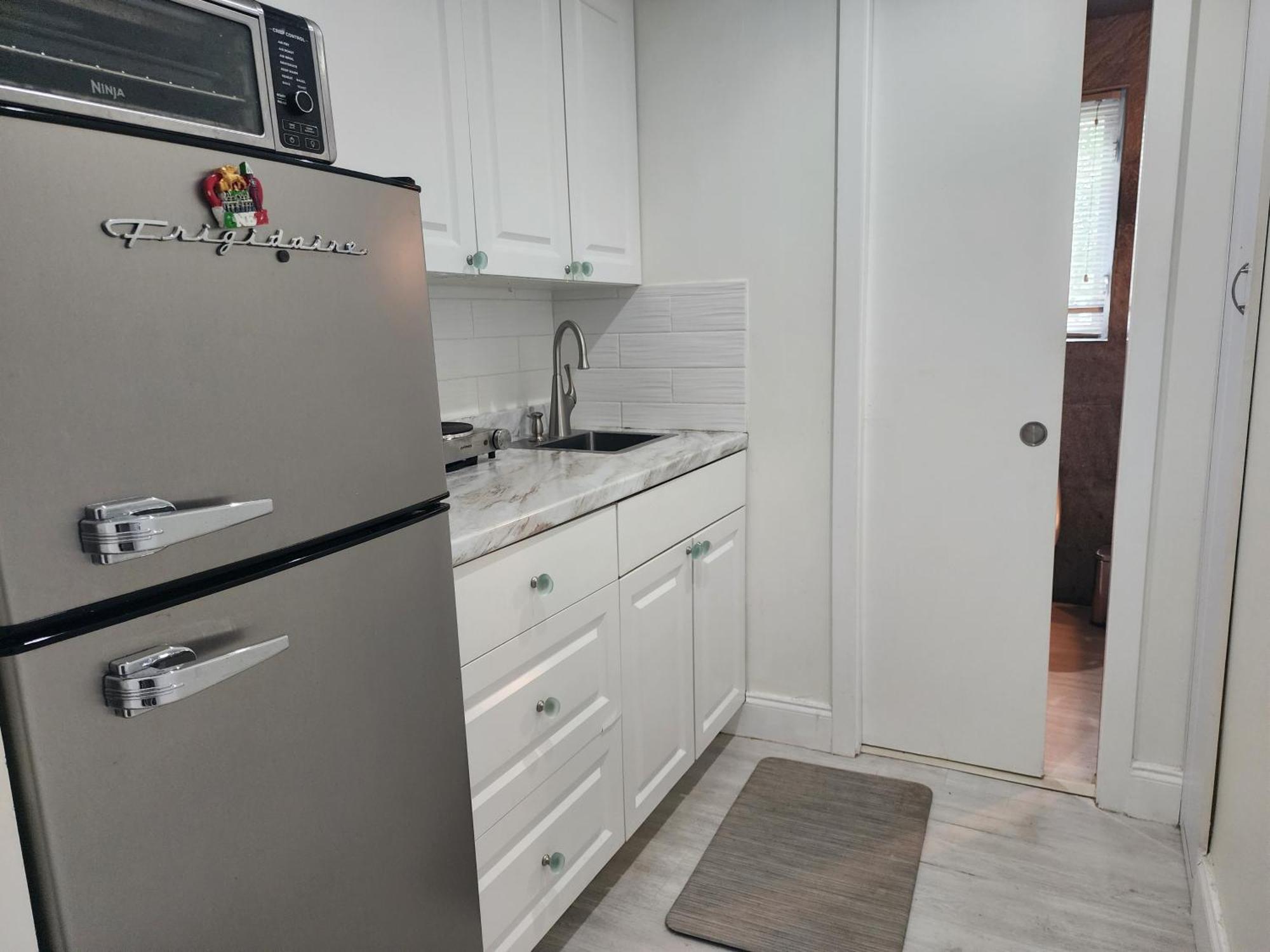 Cozy With Bay Views And Porch In Aventura *