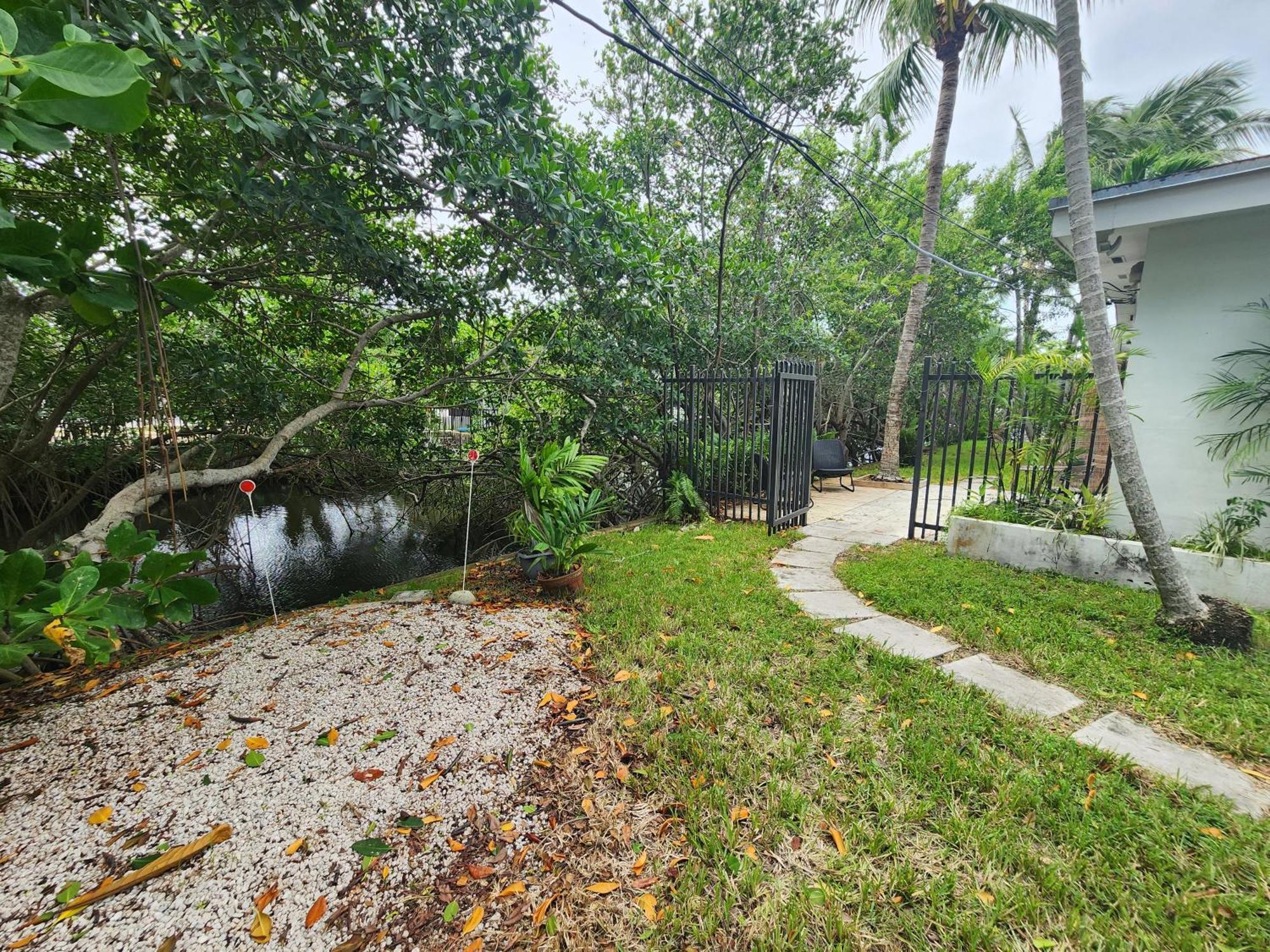 Cozy With Bay Views And Porch In Aventura Apartment