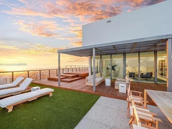 Stunning Upper Penthouse With Private Rooftop Pool Miami