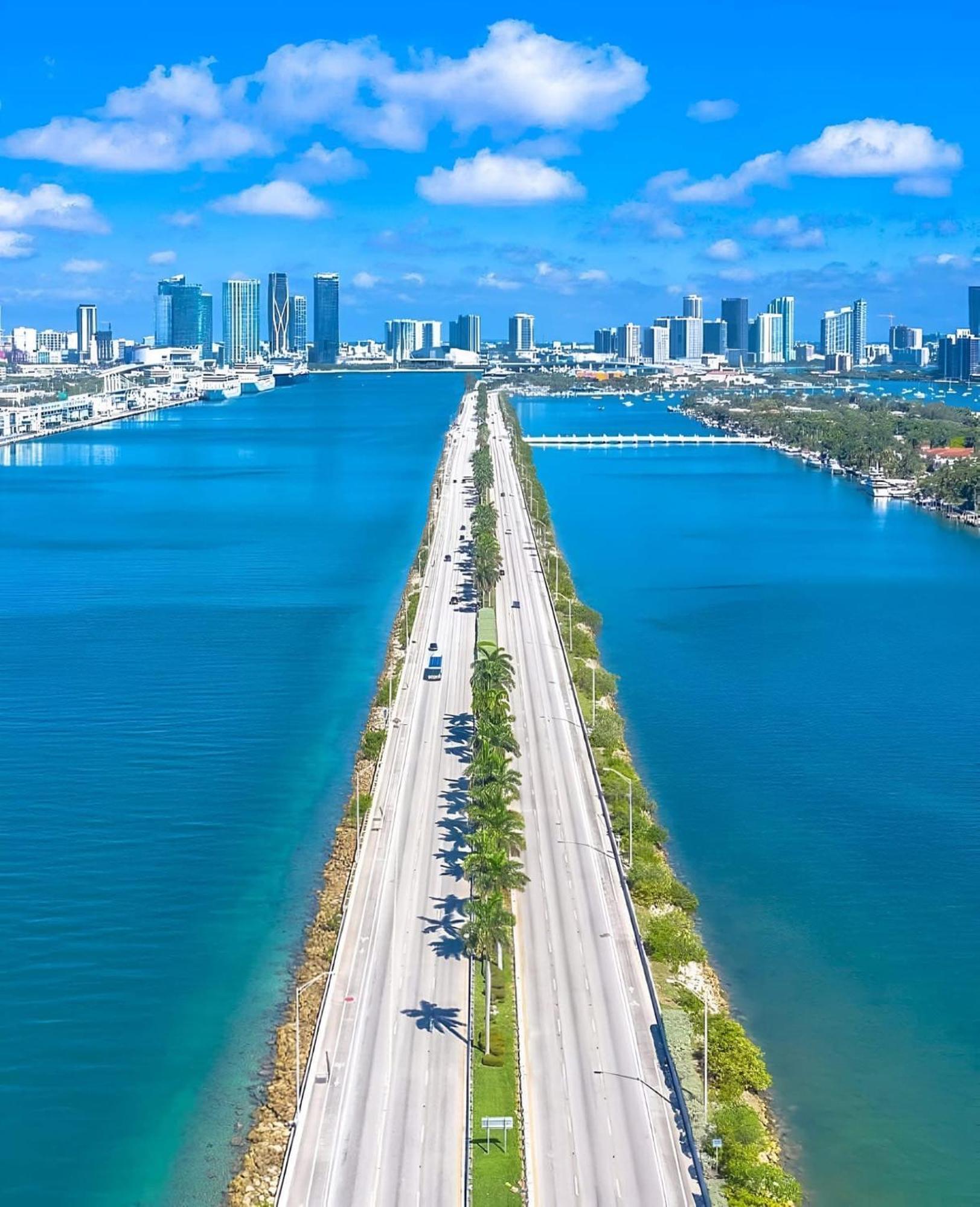 Heart Of Downtown Pool & Gym Miami