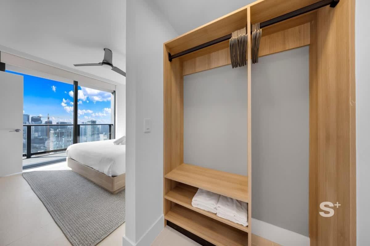 Apartment Luxe 1-br With Stunning Downtown Views *