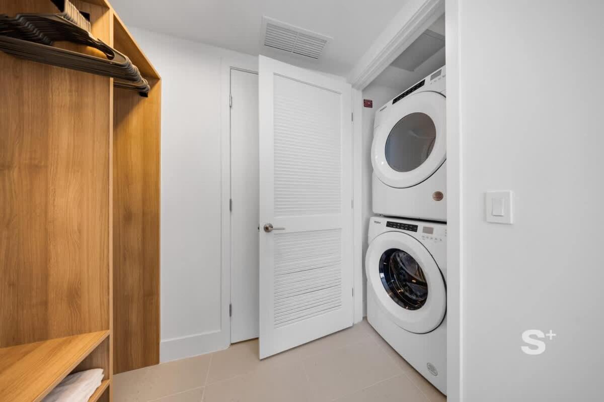 Apartment Luxe 1-br With Stunning Downtown Views *