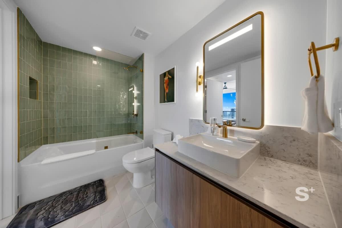 Luxe 1-br With Stunning Downtown Views *
