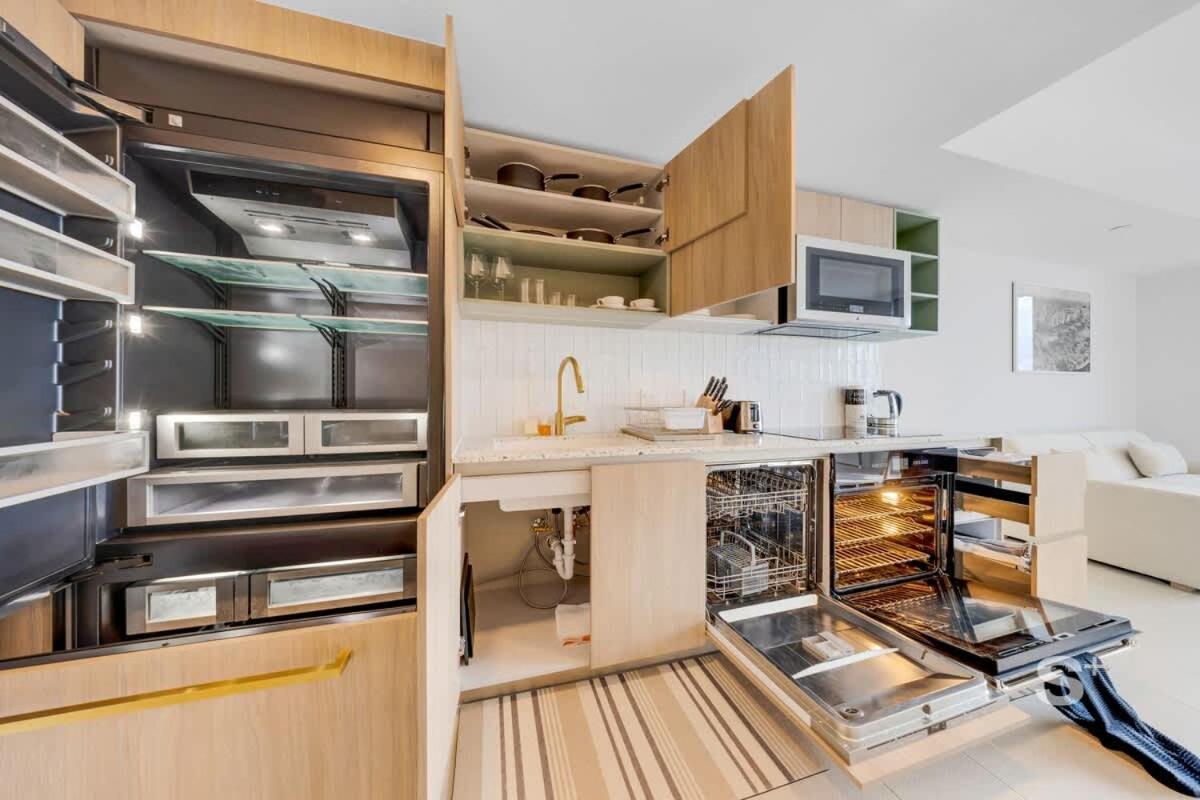 Luxe 1-br With Stunning Downtown Views Apartment *