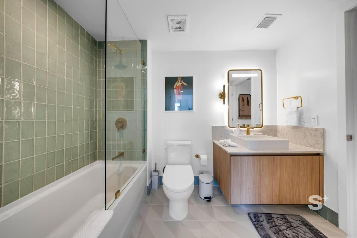 Luxe 1-br With Stunning Downtown Views *