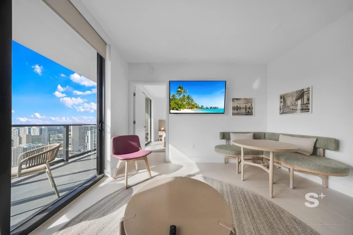 Luxe 1-br With Stunning Downtown Views Apartment *