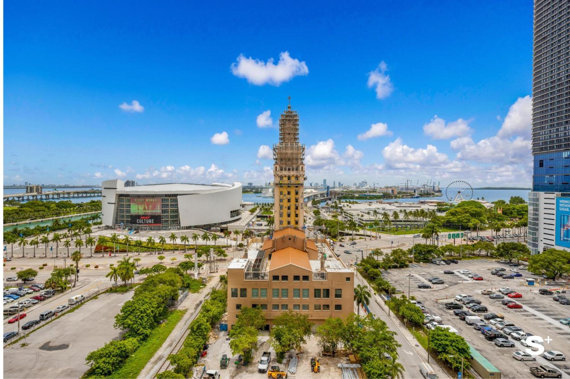 Downtown Haven Sleek 1-br With Skyline Vistas