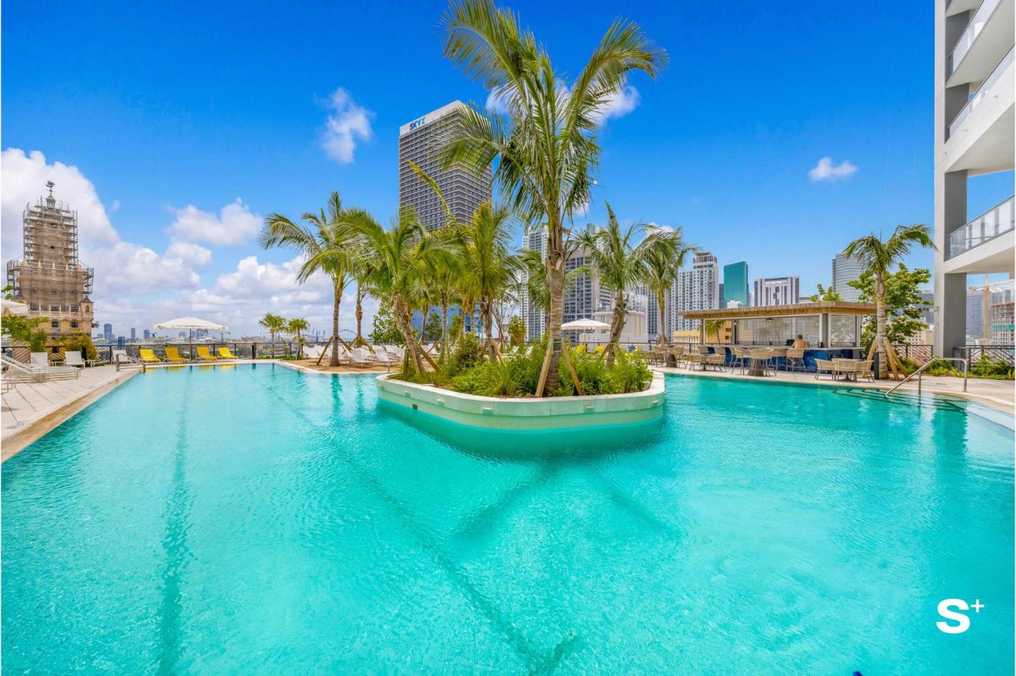 Downtown Haven Sleek 1-br With Skyline Vistas