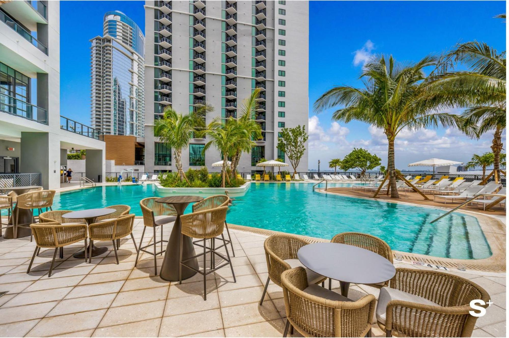 Downtown Haven Sleek 1-br With Skyline Vistas Apartment *