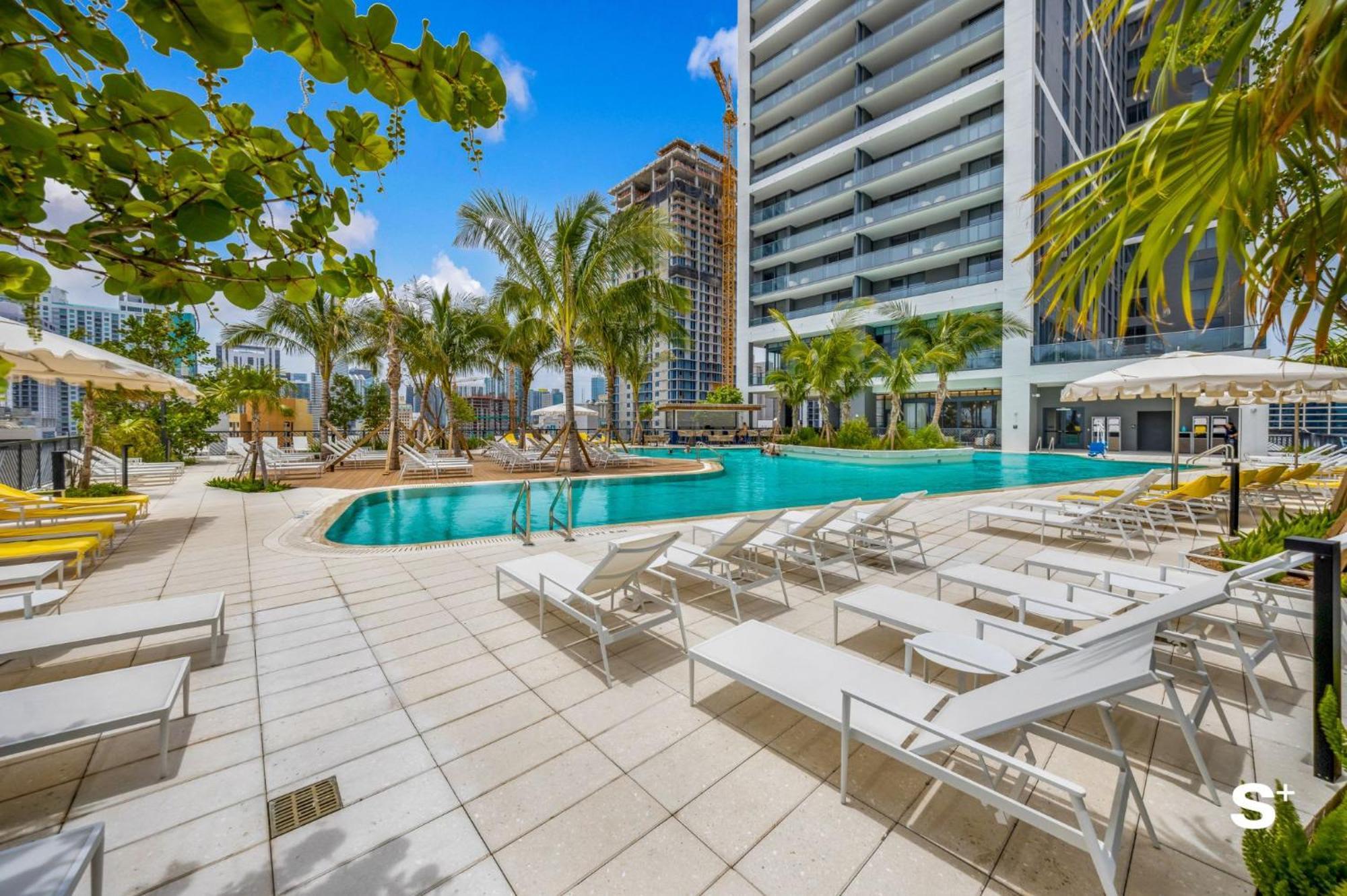 Apartment Downtown Haven Sleek 1-br With Skyline Vistas *