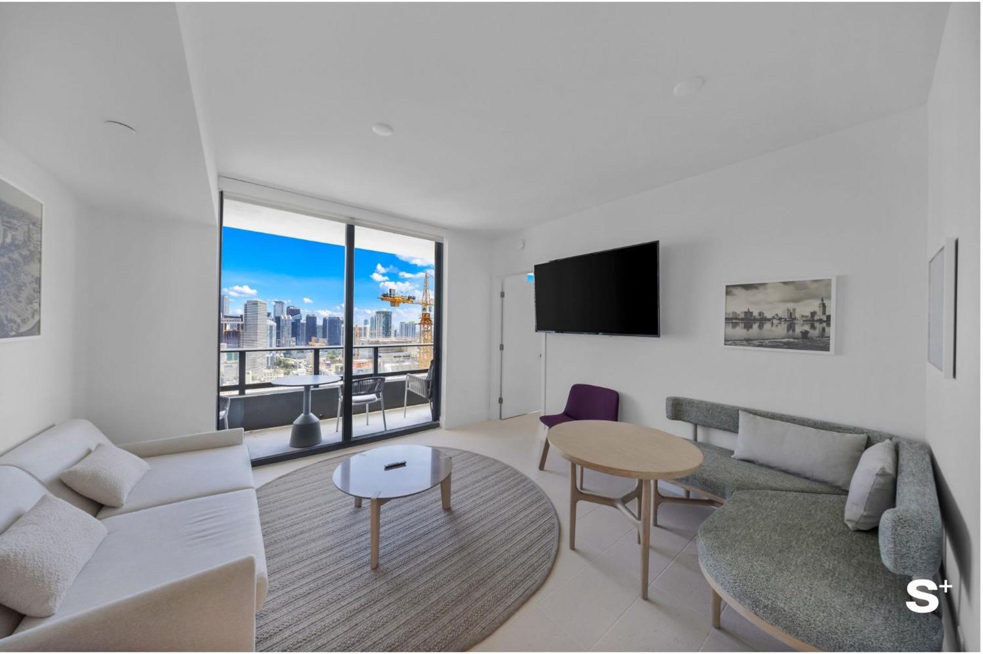 Downtown Haven Sleek 1-br With Skyline Vistas *