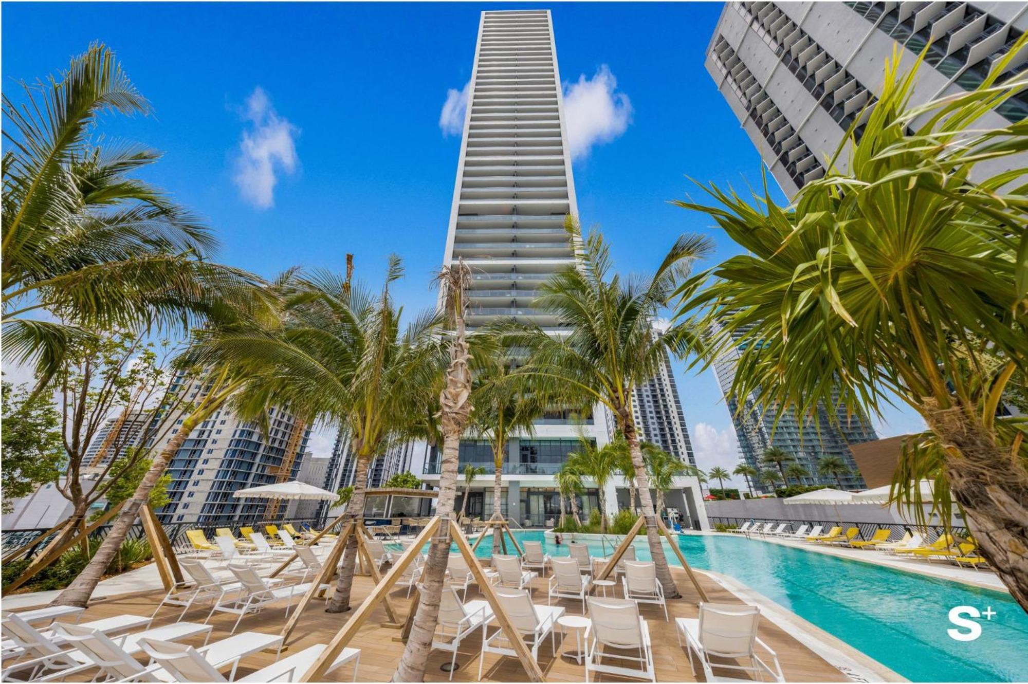 Downtown Haven Sleek 1-br With Skyline Vistas Apartment Miami
