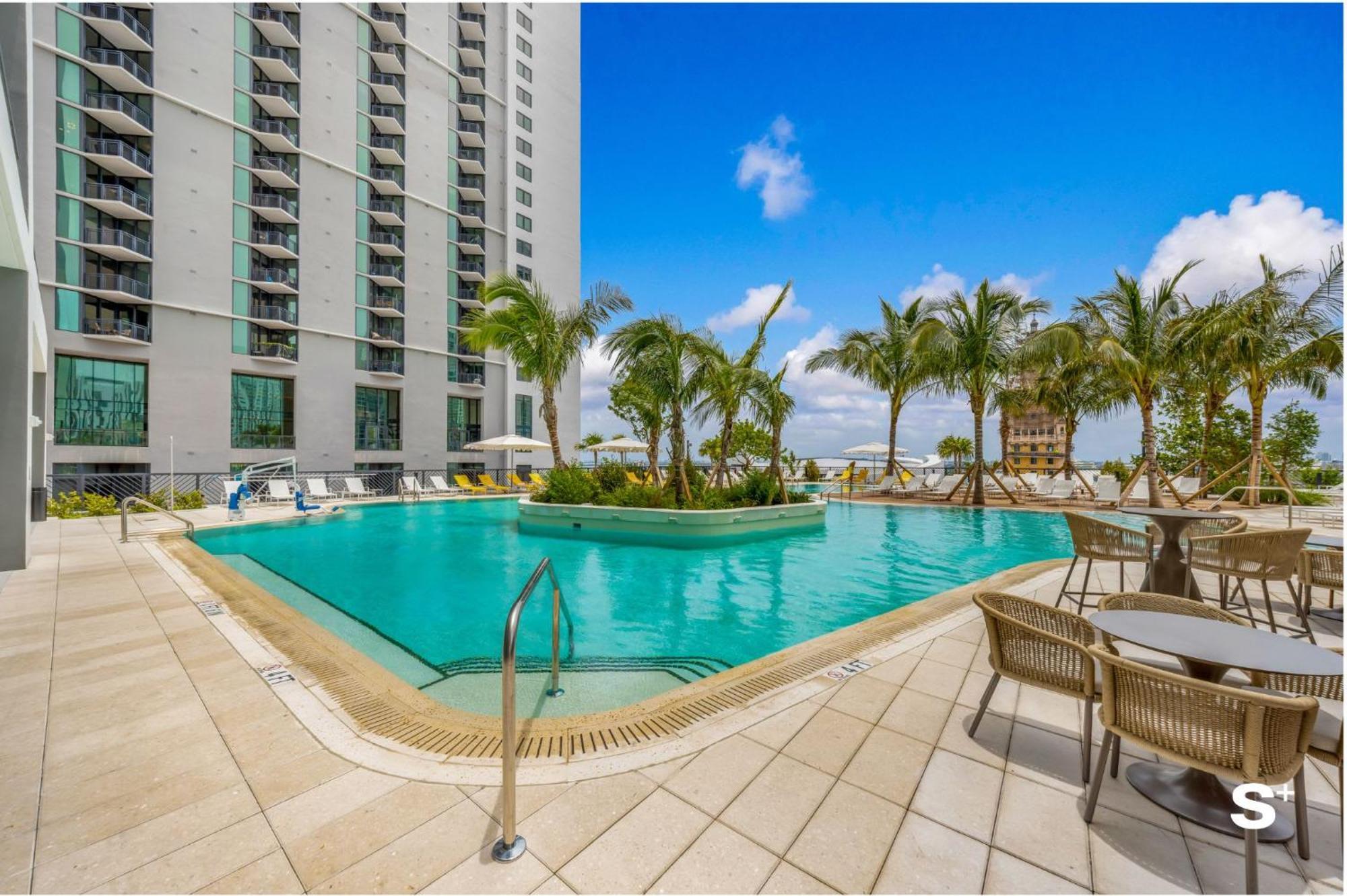 Downtown Haven Sleek 1-br With Skyline Vistas