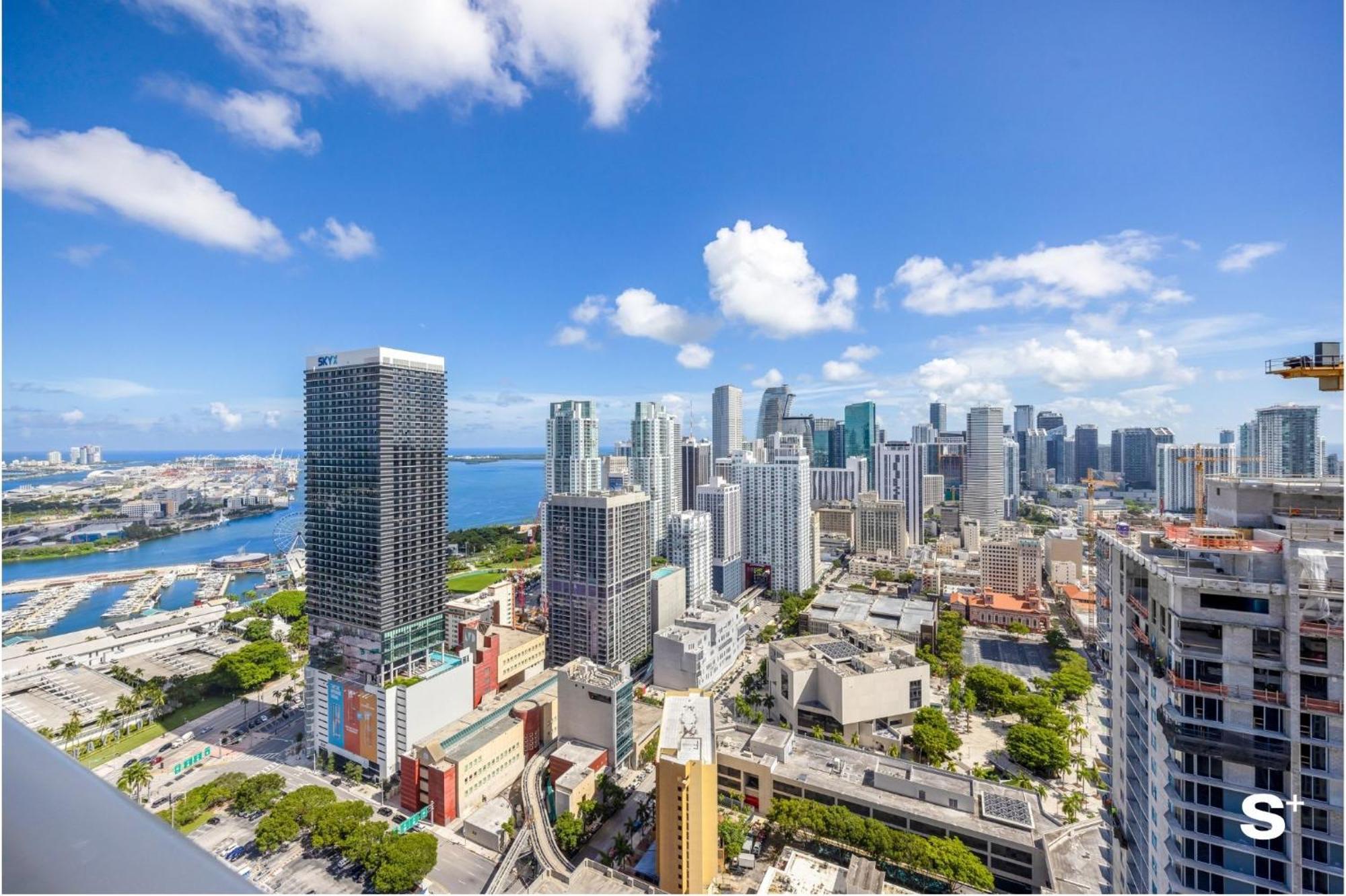 Downtown Haven Sleek 1-br With Skyline Vistas Apartment *