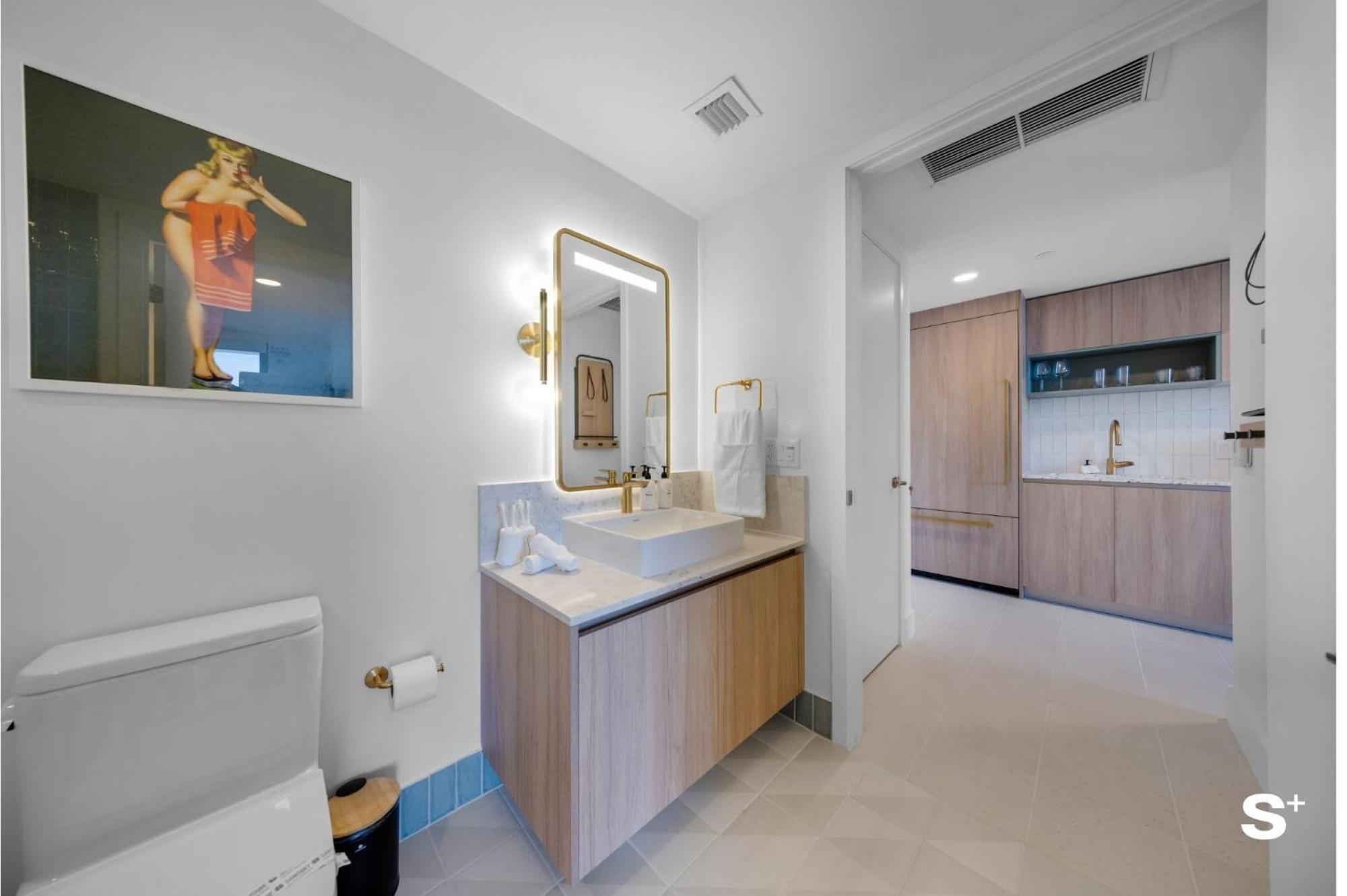 Apartment Downtown Haven Sleek 1-br With Skyline Vistas *