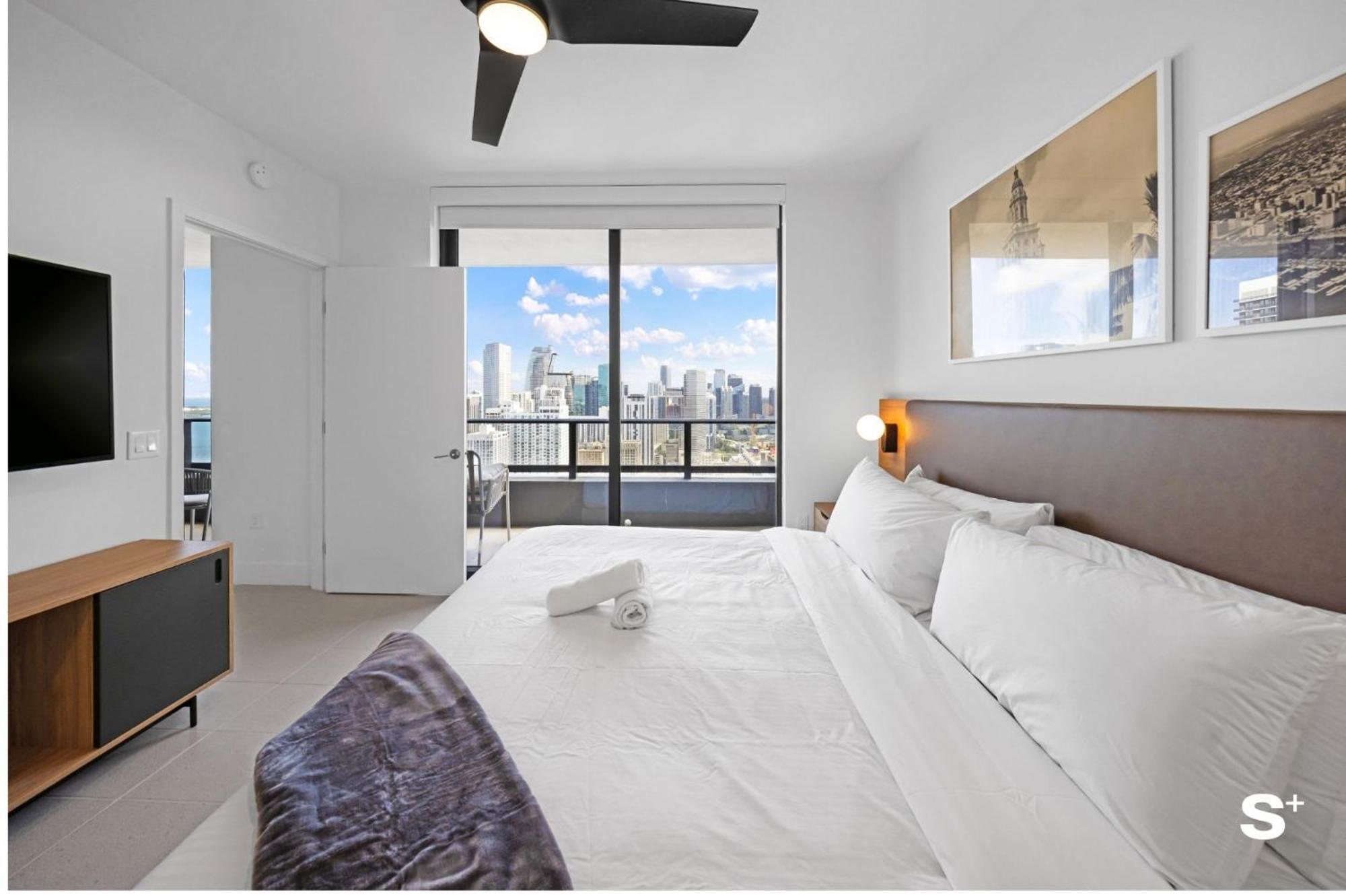 Downtown Haven Sleek 1-br With Skyline Vistas *