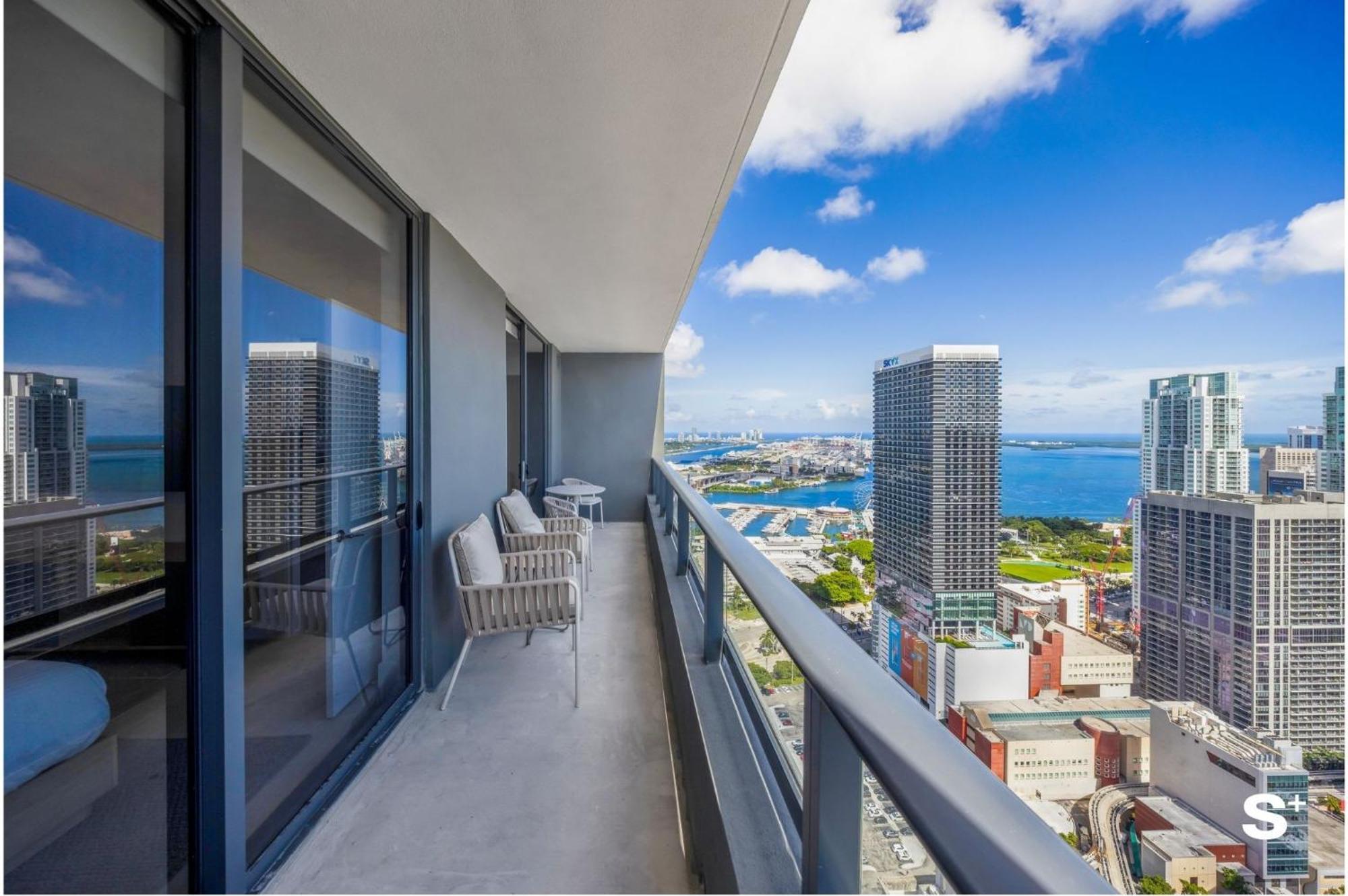 Downtown Haven Sleek 1-br With Skyline Vistas Miami